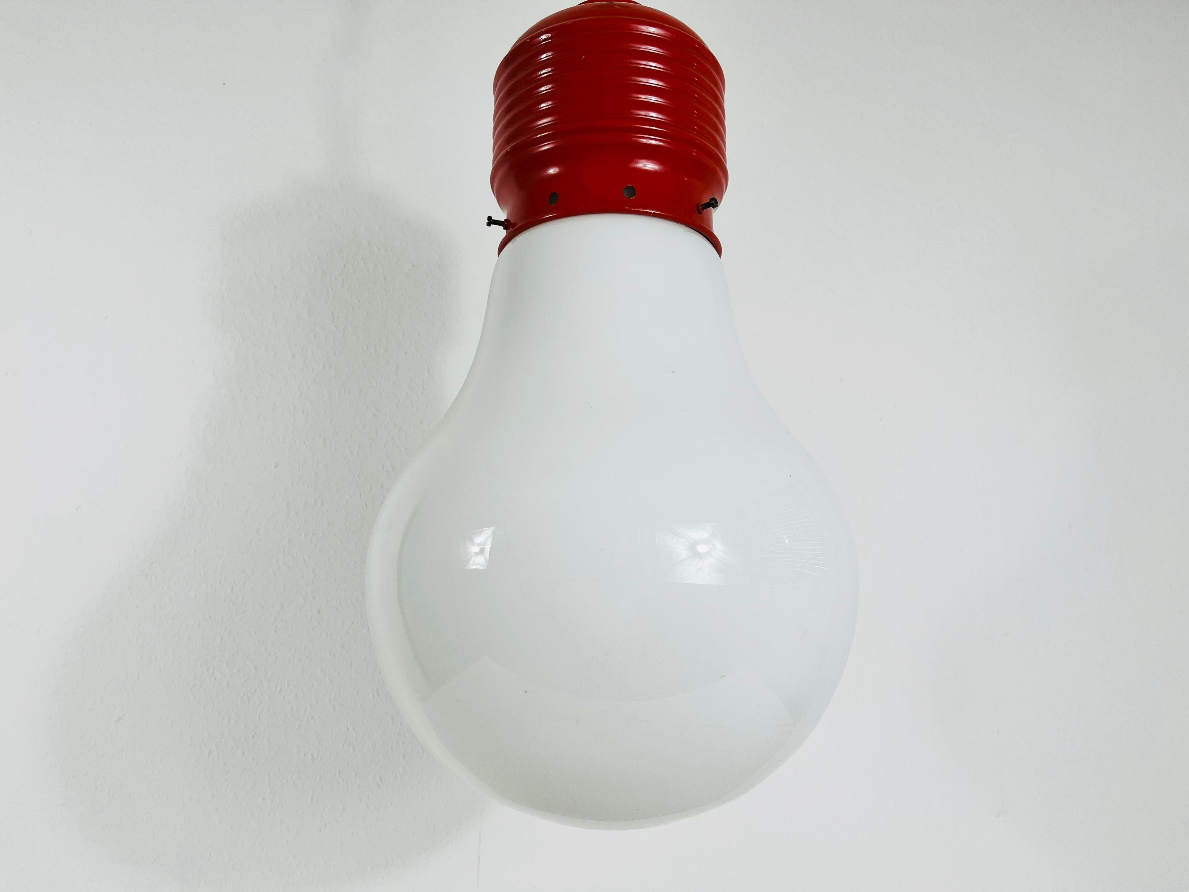 lampadario a forma di lampadina gigante