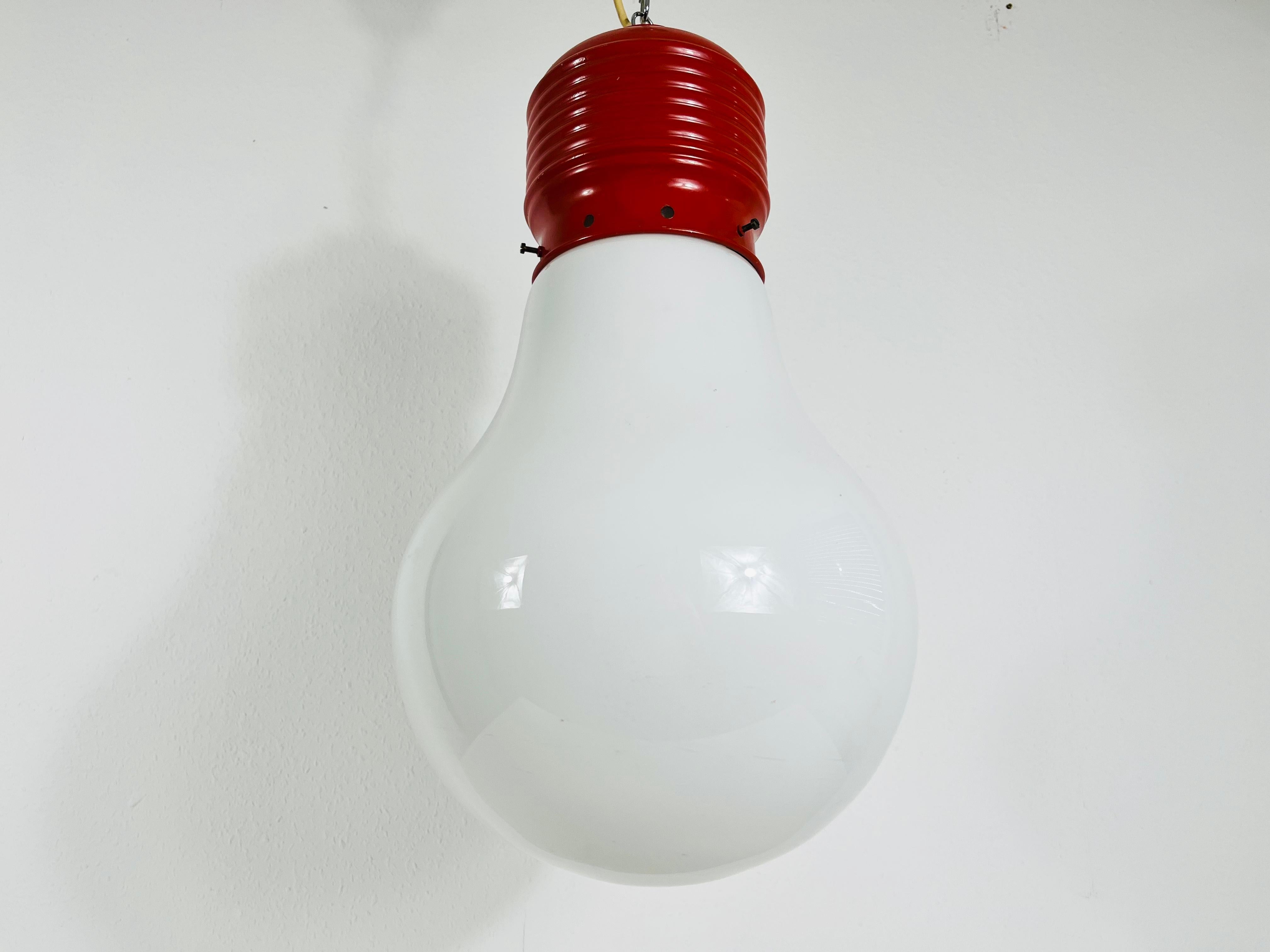 Rote Pendelleuchte „Bulb“ von Ingo Maurer (Moderne der Mitte des Jahrhunderts) im Angebot