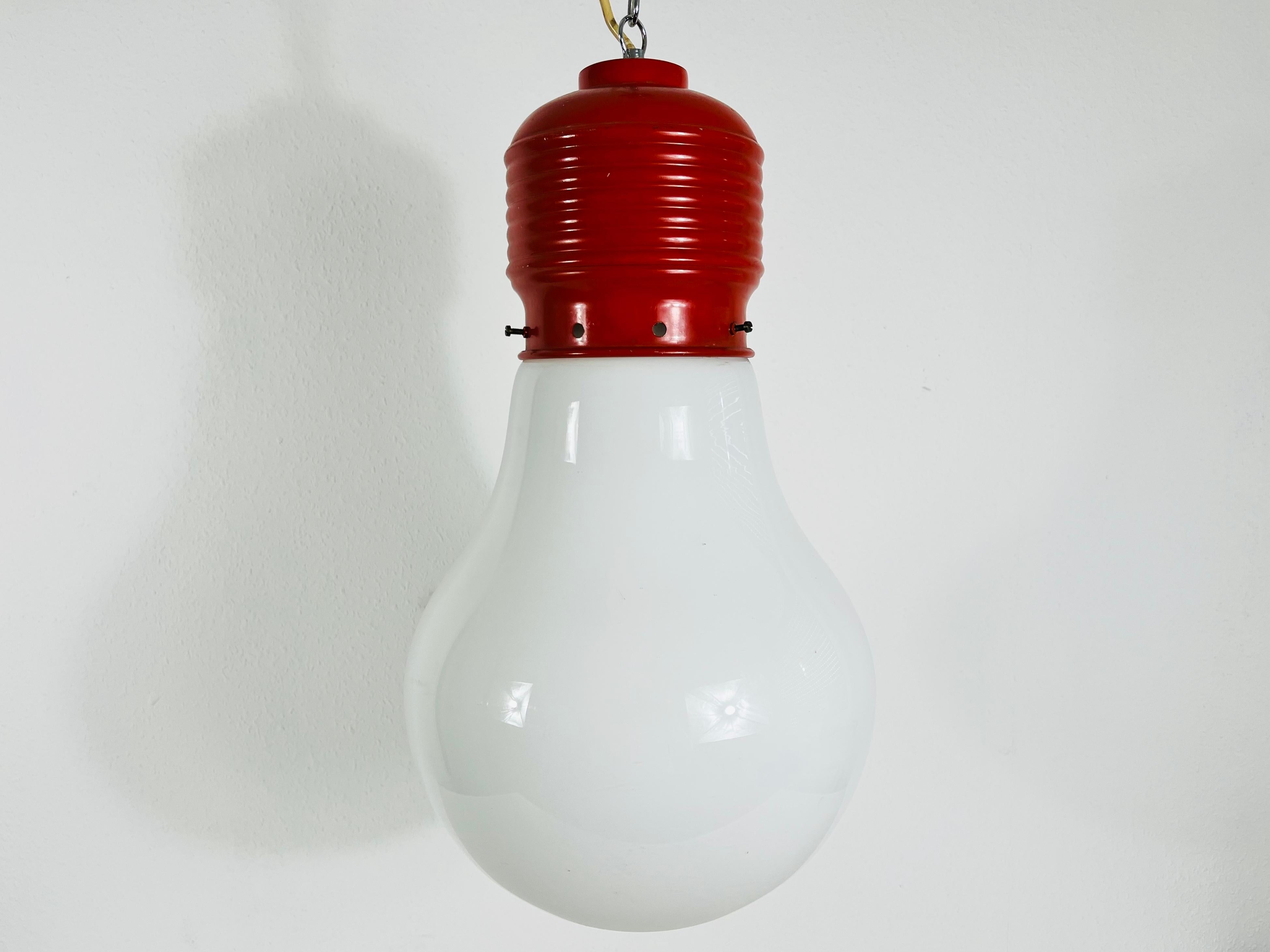 Rote Pendelleuchte „Bulb“ von Ingo Maurer (Deutsch) im Angebot