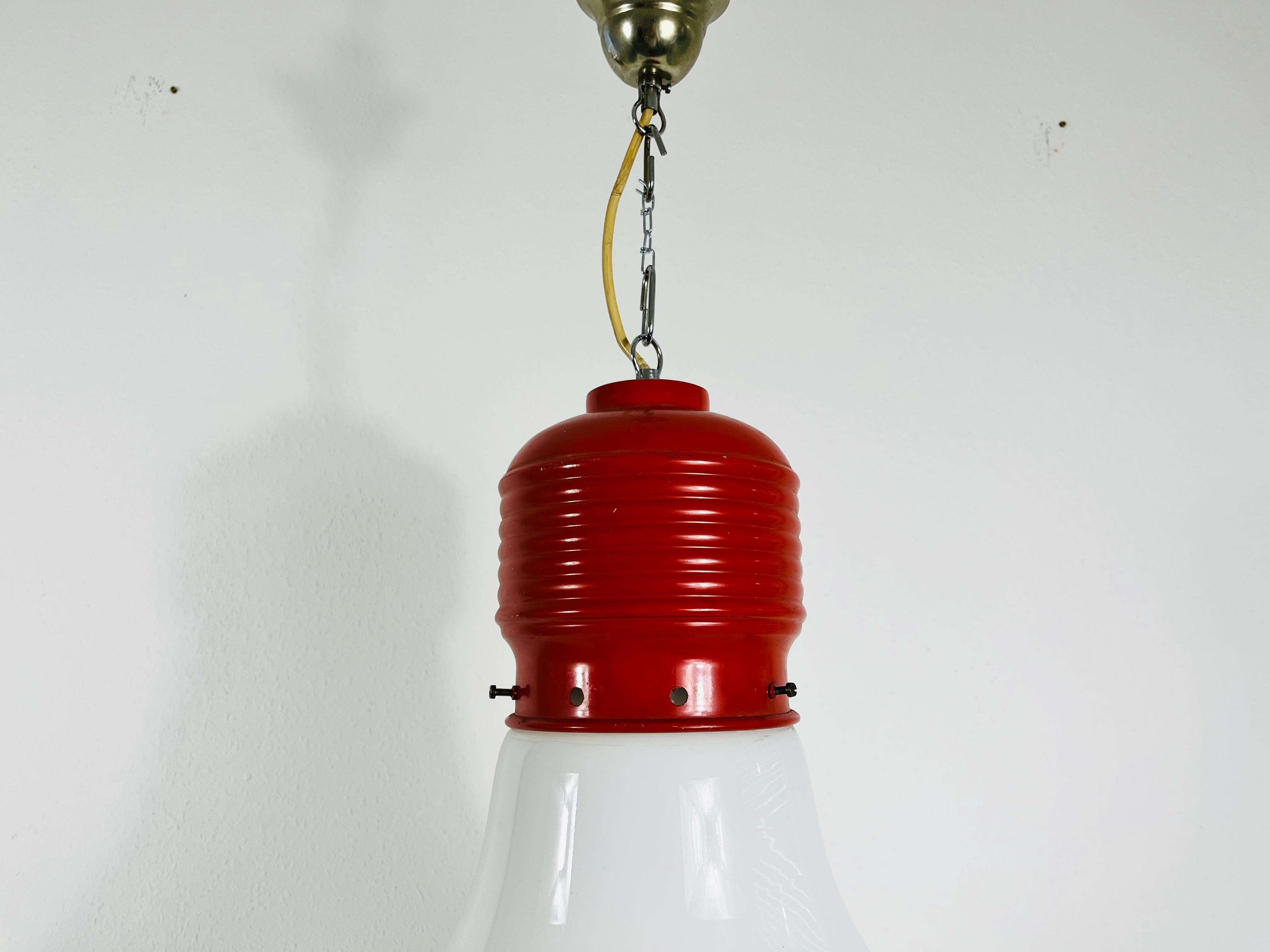 Rote Pendelleuchte „Bulb“ von Ingo Maurer im Zustand „Gut“ im Angebot in Hagenbach, DE
