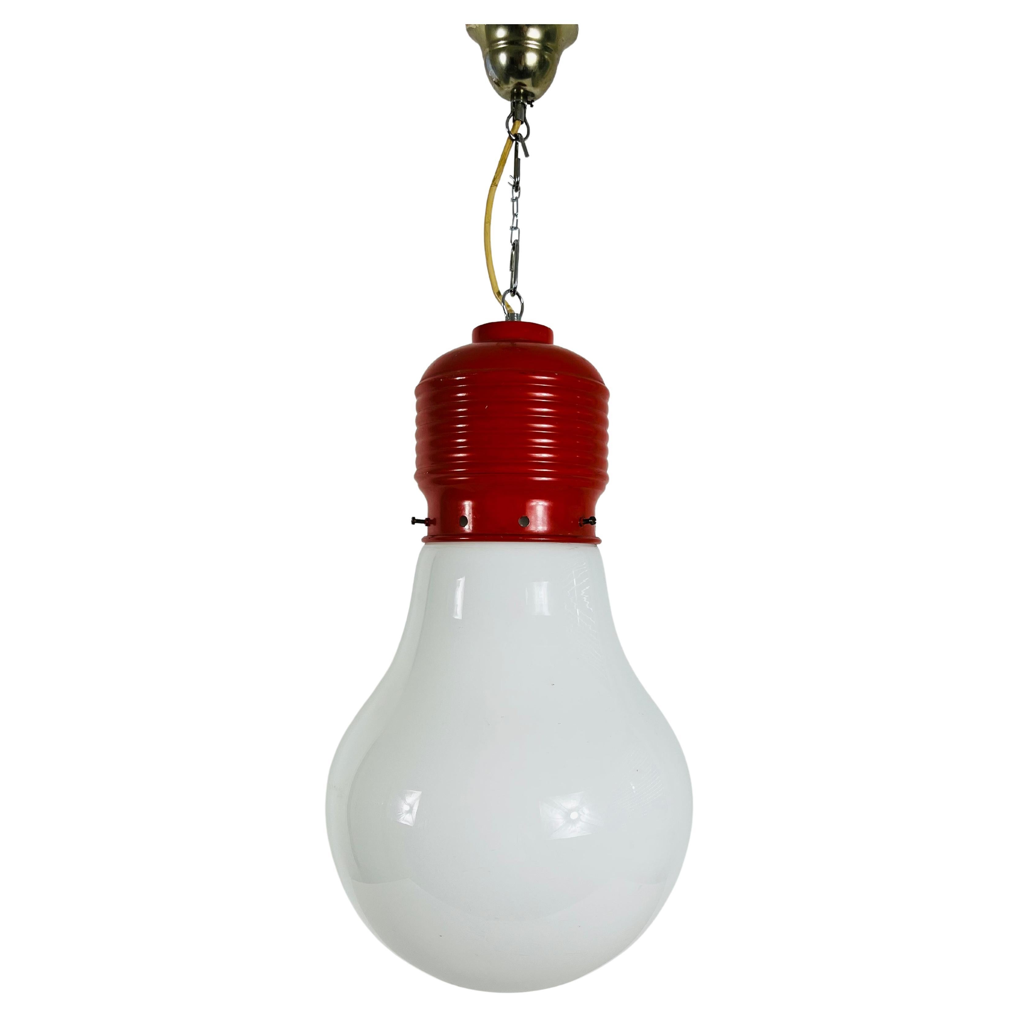Rote Pendelleuchte „Bulb“ von Ingo Maurer im Angebot