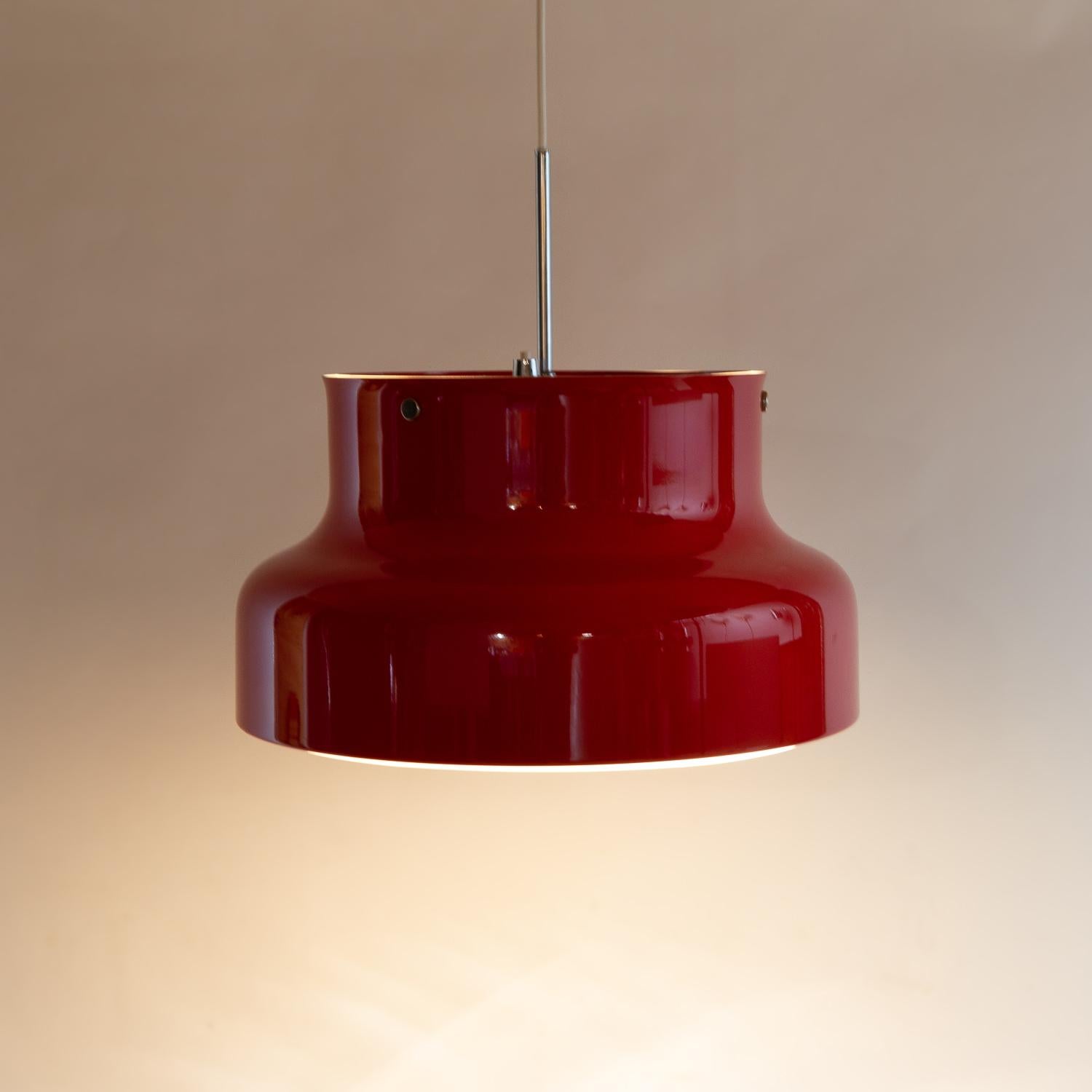 Red midcentury Bumling pendant light by Anders Pehrson for Ateljé Lyktan, Sweden, 1960s. Lacquered metal and acrylic light diffuser. This version has the double E27 lightbulb sockets which can be used individually or together for different lighting