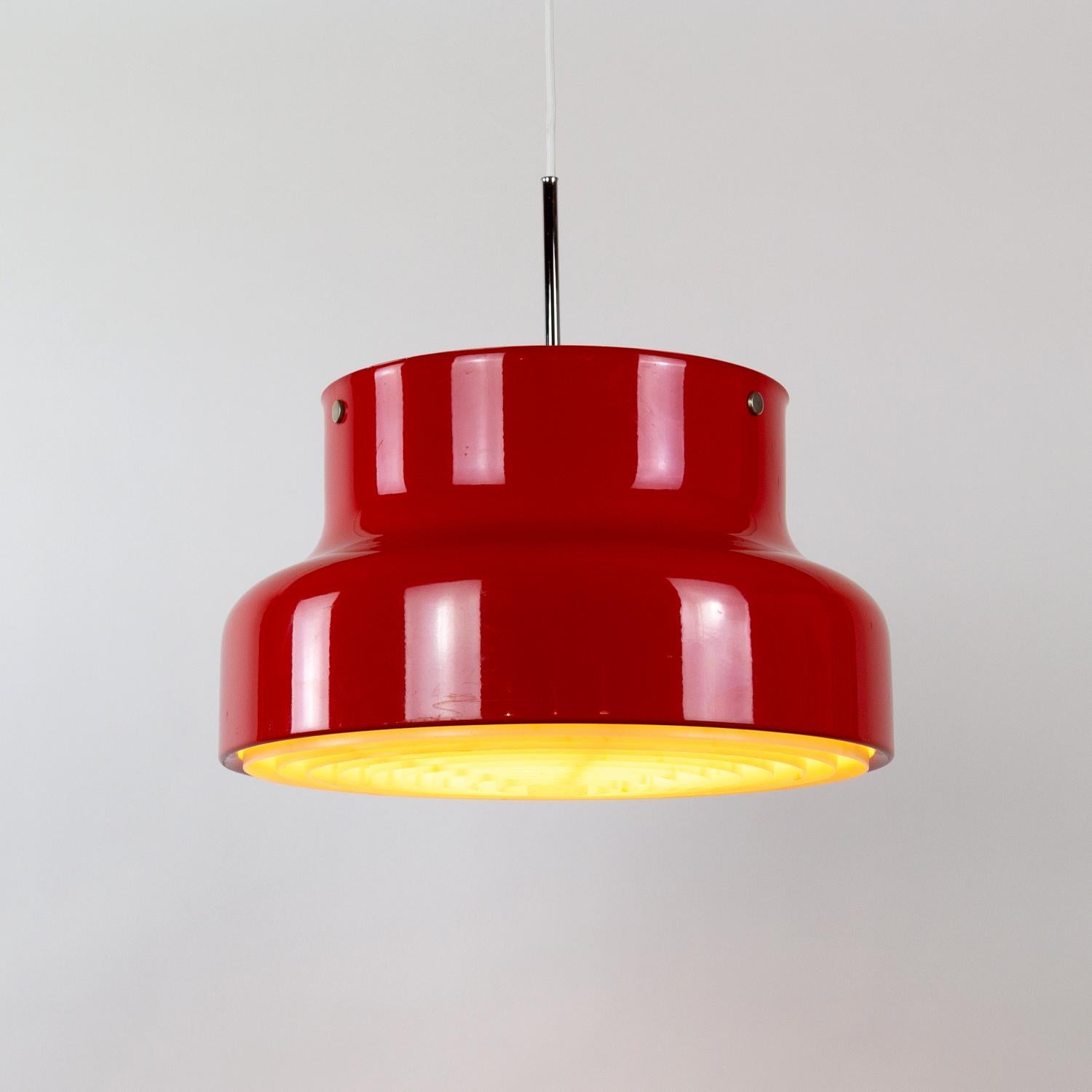 Red midcentury Bumling pendant light by Anders Pehrson for Ateljé Lyktan, Sweden, 1960s. Lacquered metal and acrylic light diffuser. This version has the single E27 lightbulb socket. 1.5 meter white fabric cable. Very good condition. One of two