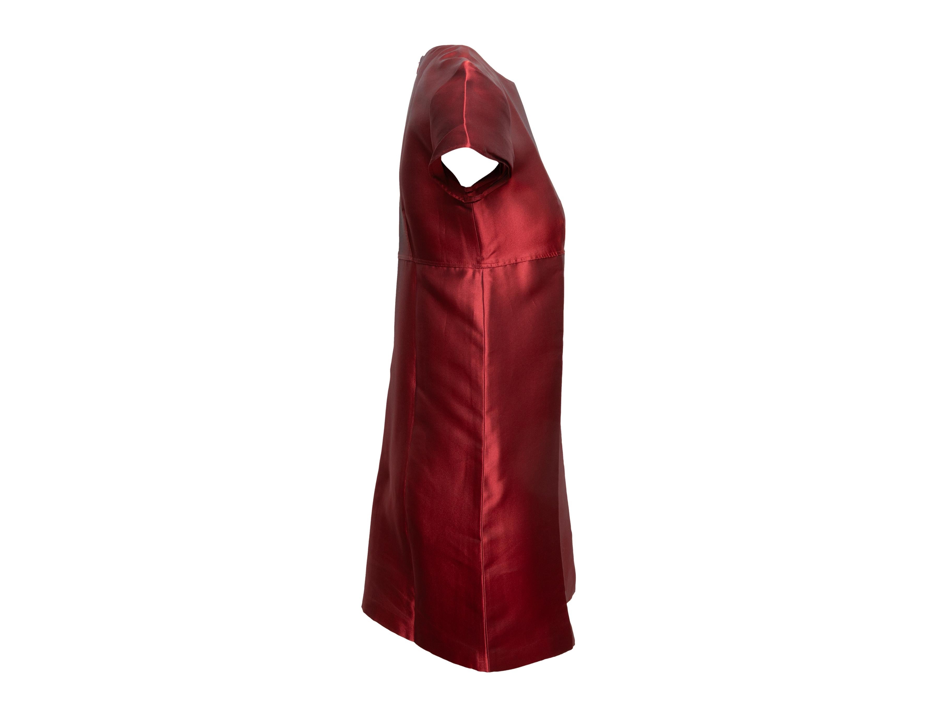 Mini robe à manches courtes en satin rouge signée Burberry. Col ras du cou. Fermeture à glissière au dos. Buste de 33
