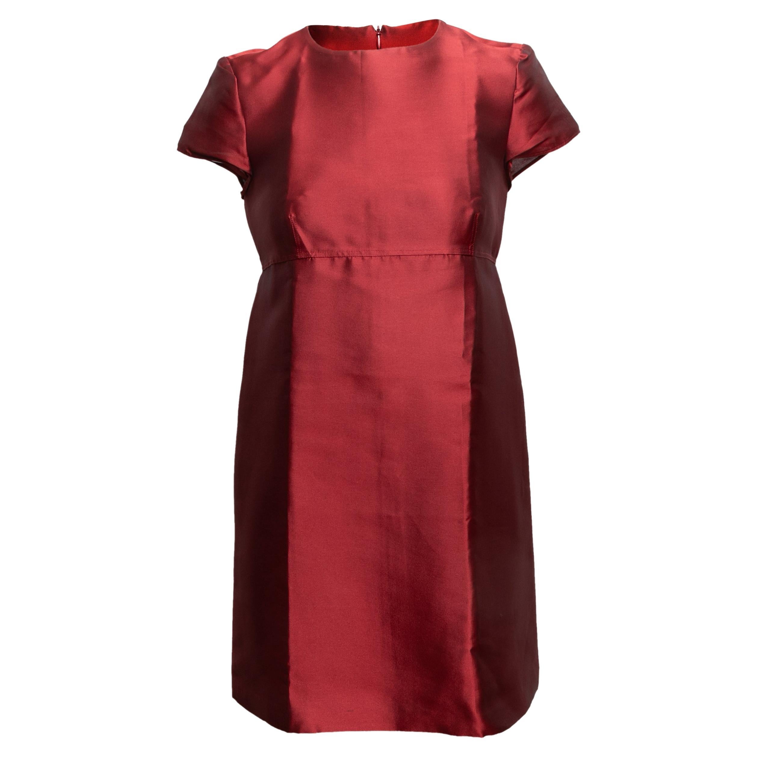 Robe à manches courtes en satin rouge Burberry, taille US 4 en vente