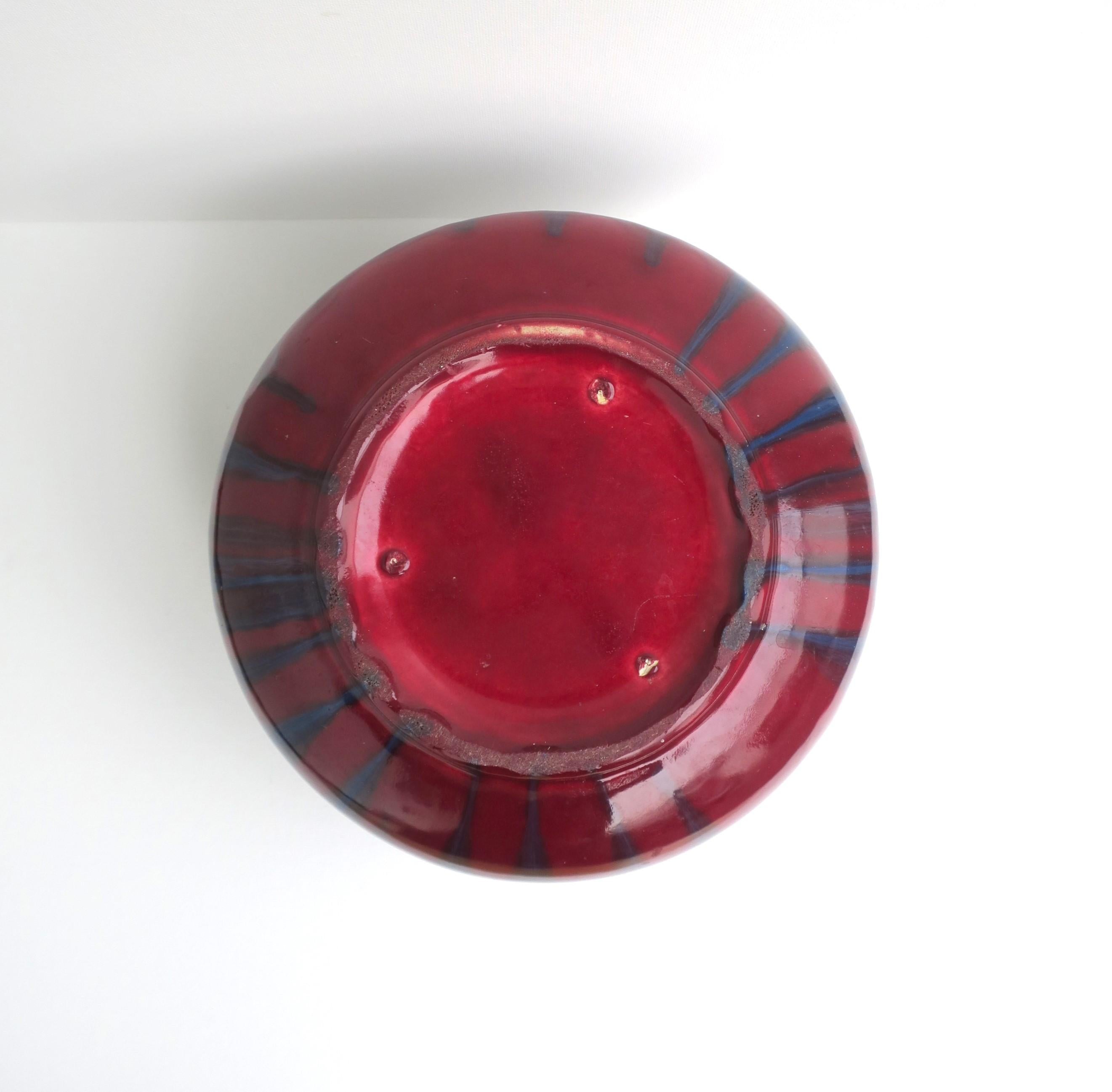 Vaso ad anfora in ceramica rosso bordeaux blu in vendita 1