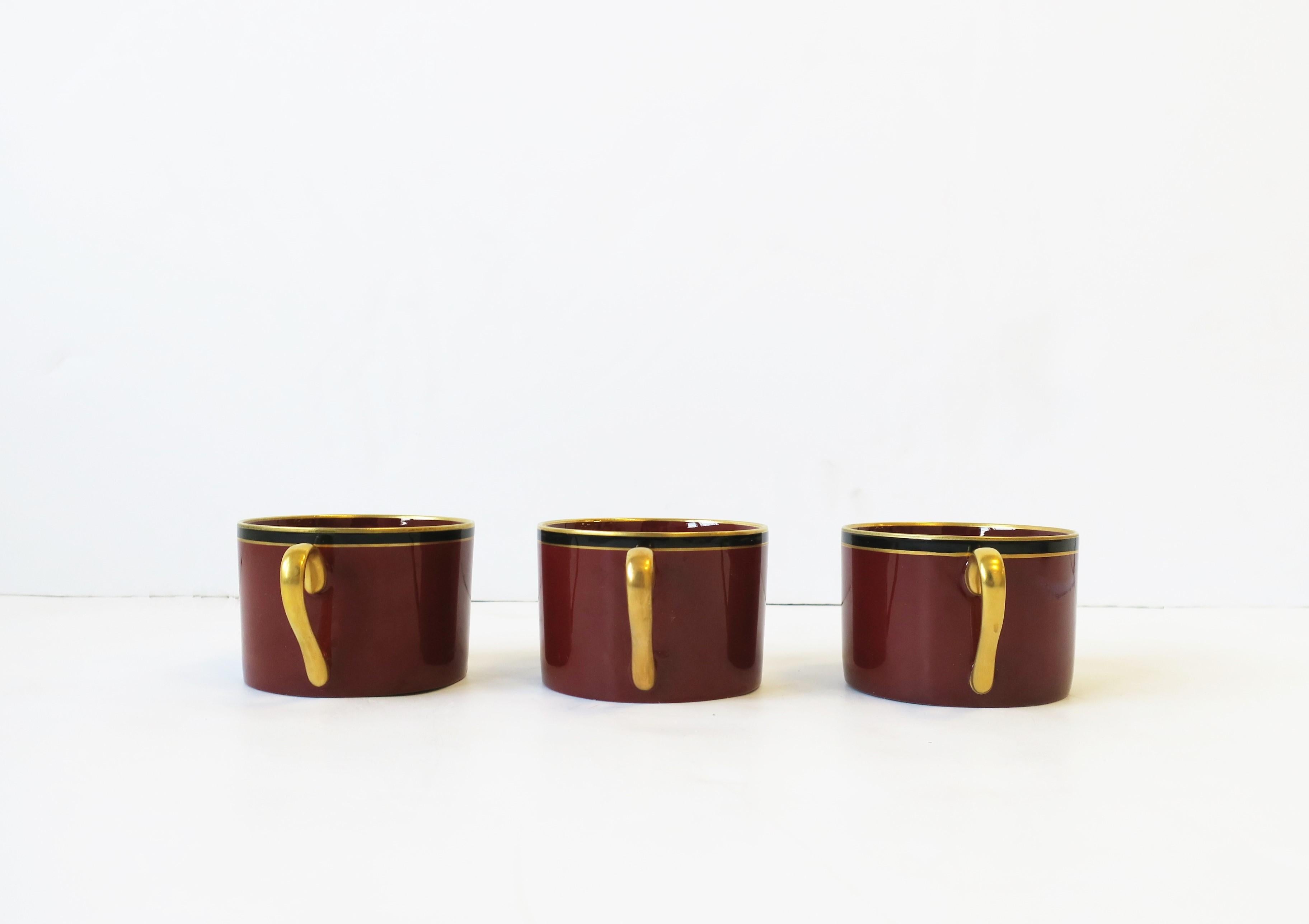 Couchtische oder Teebecher aus rotem, burgunderrotem, goldenem und schwarzem Porzellan, 3er-Set, 1967 (Glasiert) im Angebot