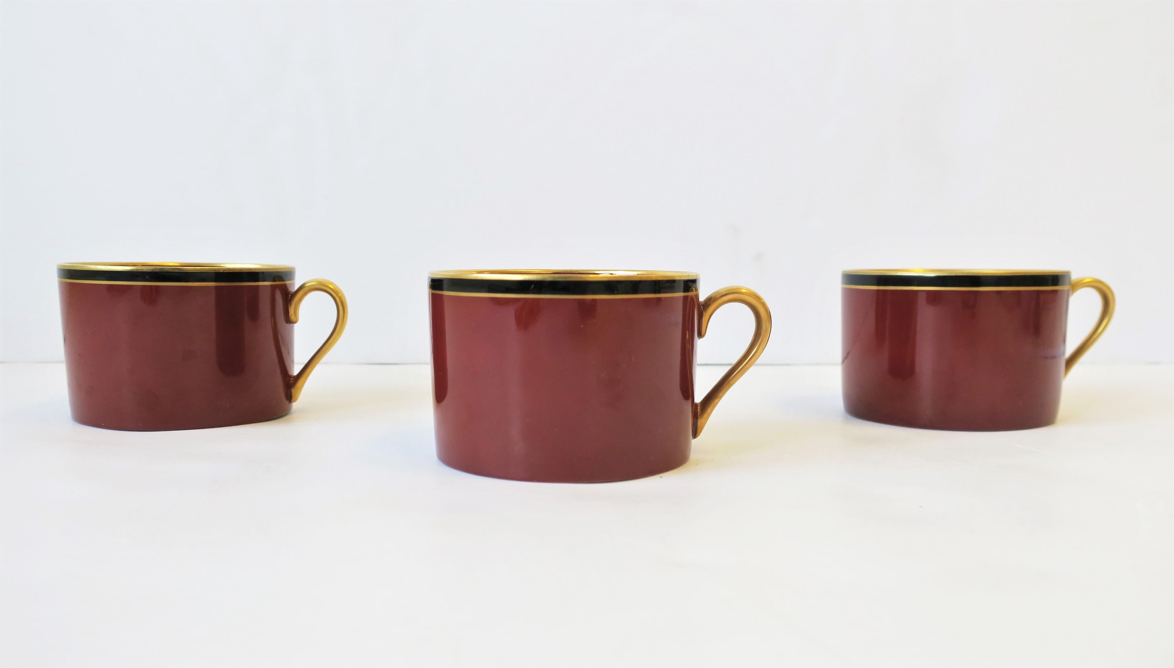 Fine XX secolo Tazze da caffè o da tè in porcellana rossa, bordeaux, oro e nera, set di 3, 1967 in vendita