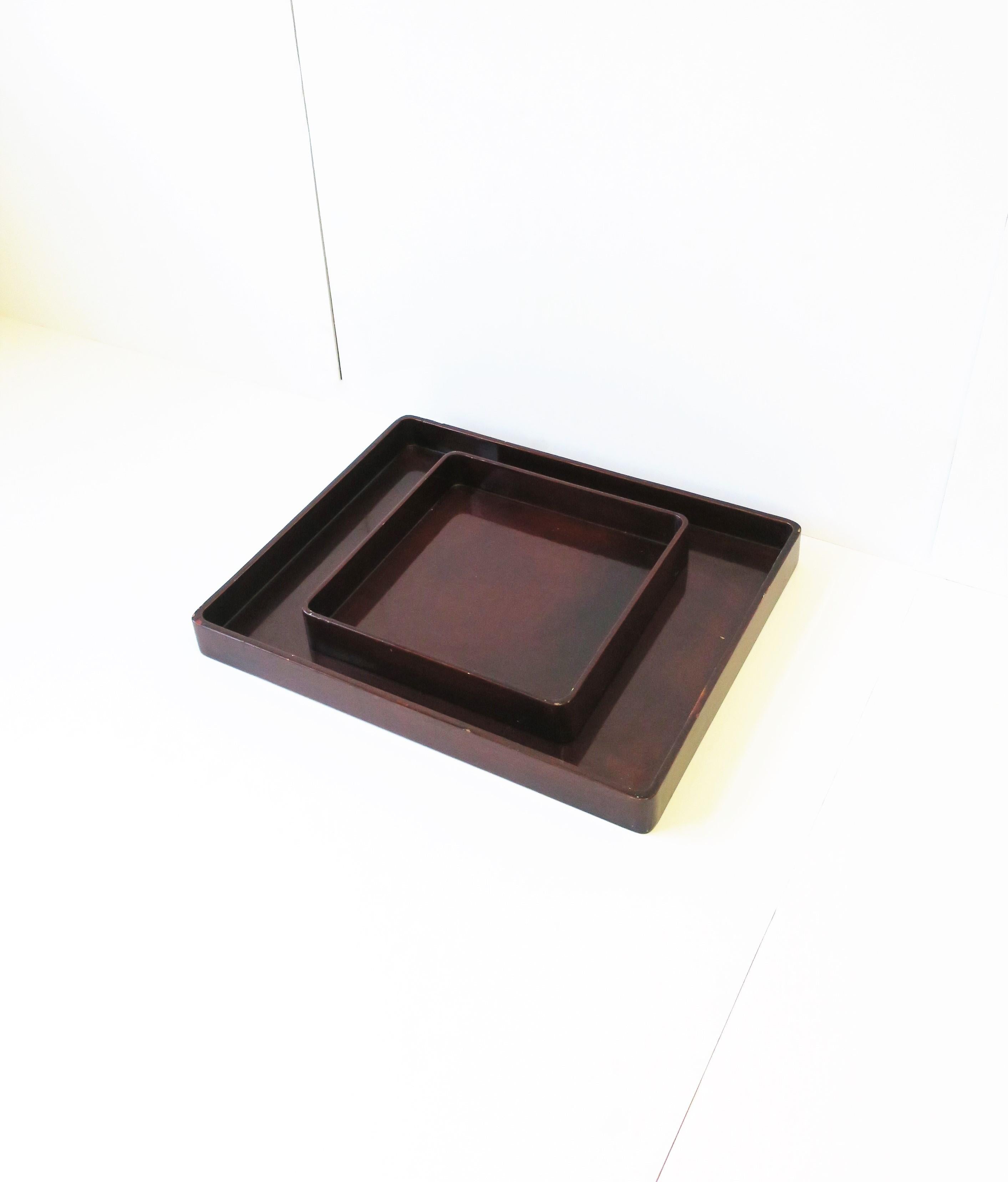 A chic dark red burgundy rectangular lacquer serving tray by designer Rae Kasian, in the modern style, circa late-20th century. With maker's mark on bottom as shown in images #19 and 20. 

Dimensions: 1.63