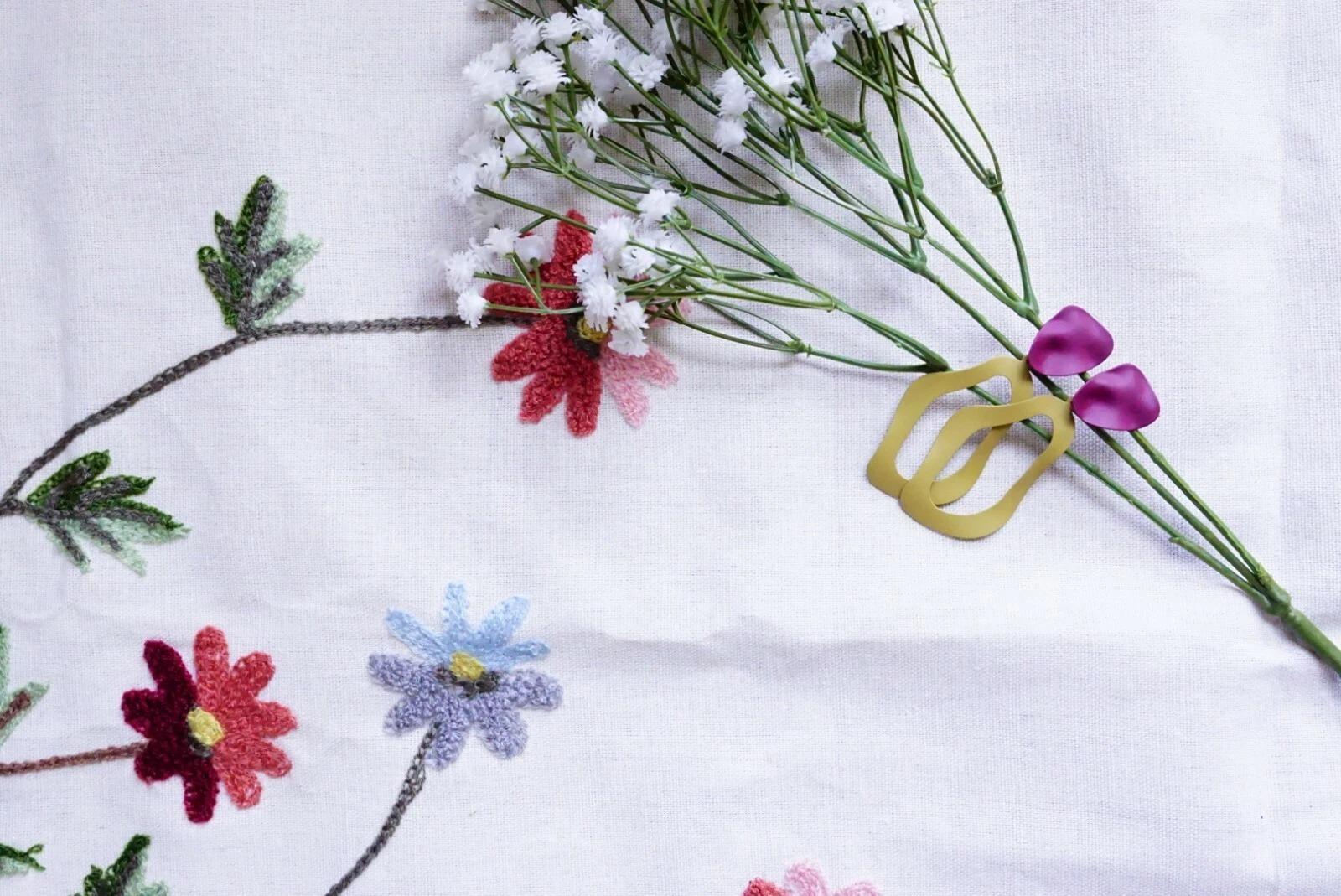 Orecchini a buco rossi, bordeaux, a petali gialli, a ferro di cavallo opachi, eleganti e a goccia lunga in vendita 1