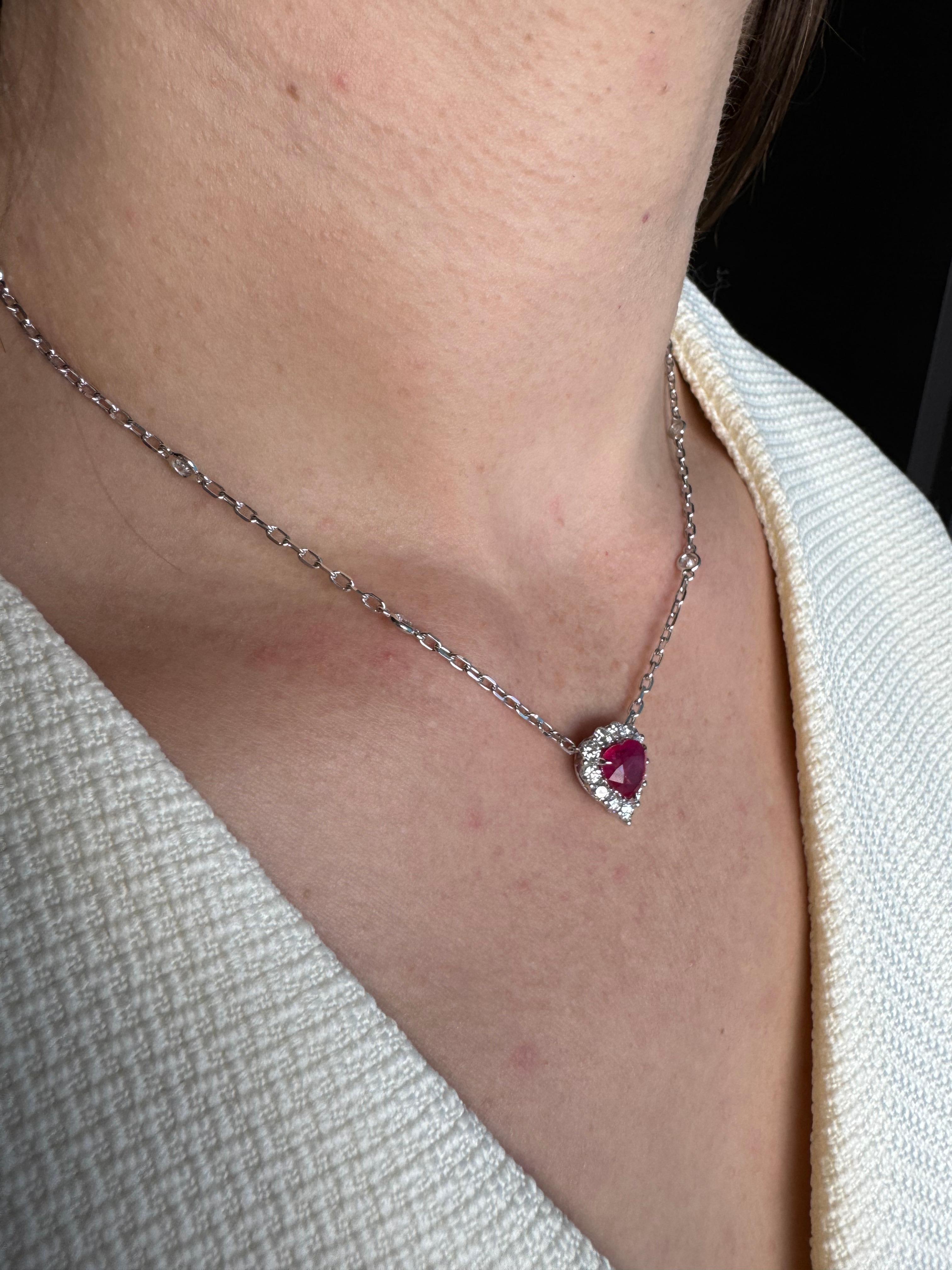 Collier pendentif en or blanc 18 carats avec rubis rouge de Birmanie en forme de cœur et diamants taille halo en vente 4