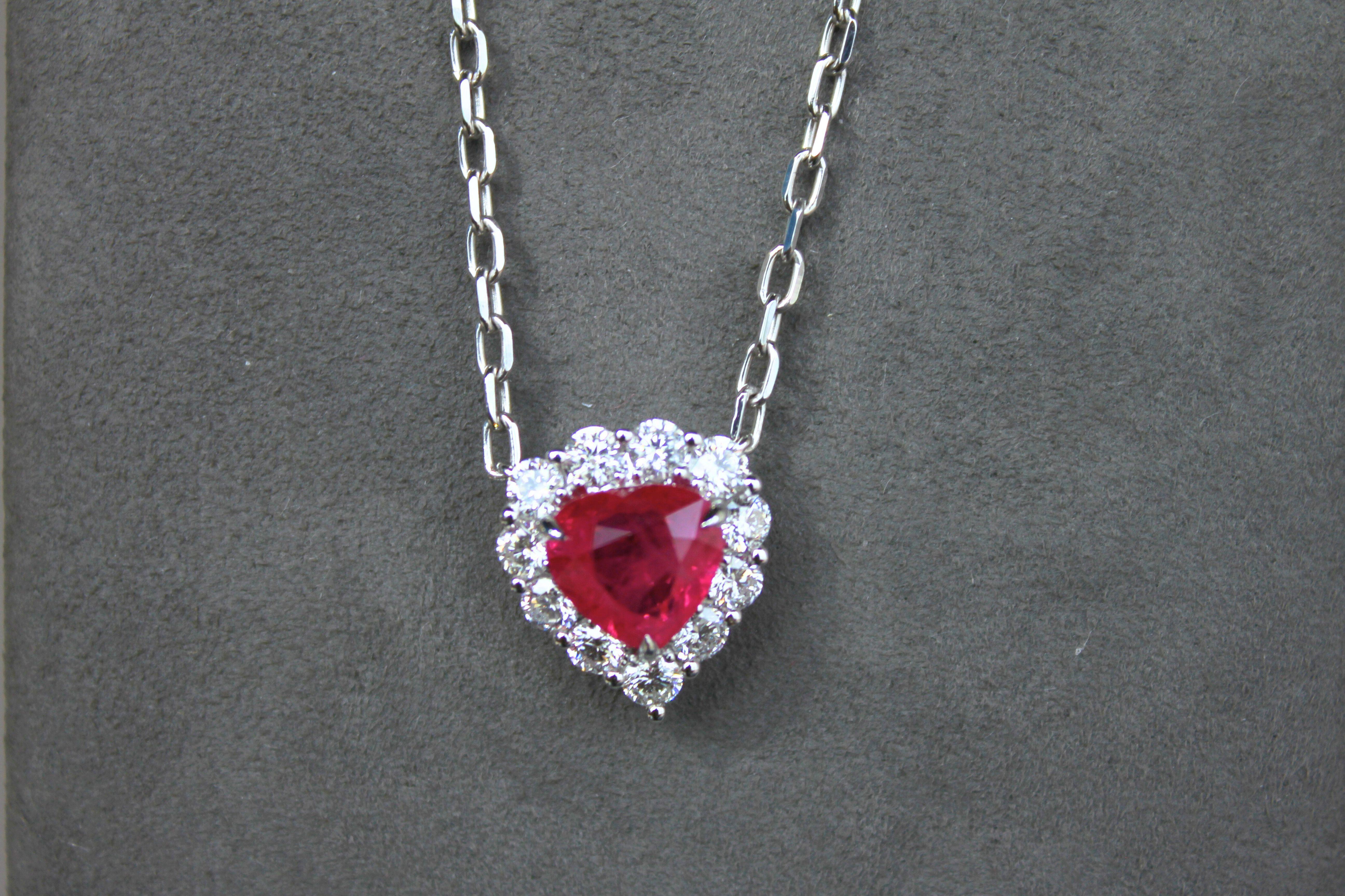 Collier pendentif en or blanc 18 carats avec rubis rouge de Birmanie en forme de cœur et diamants taille halo en vente 5