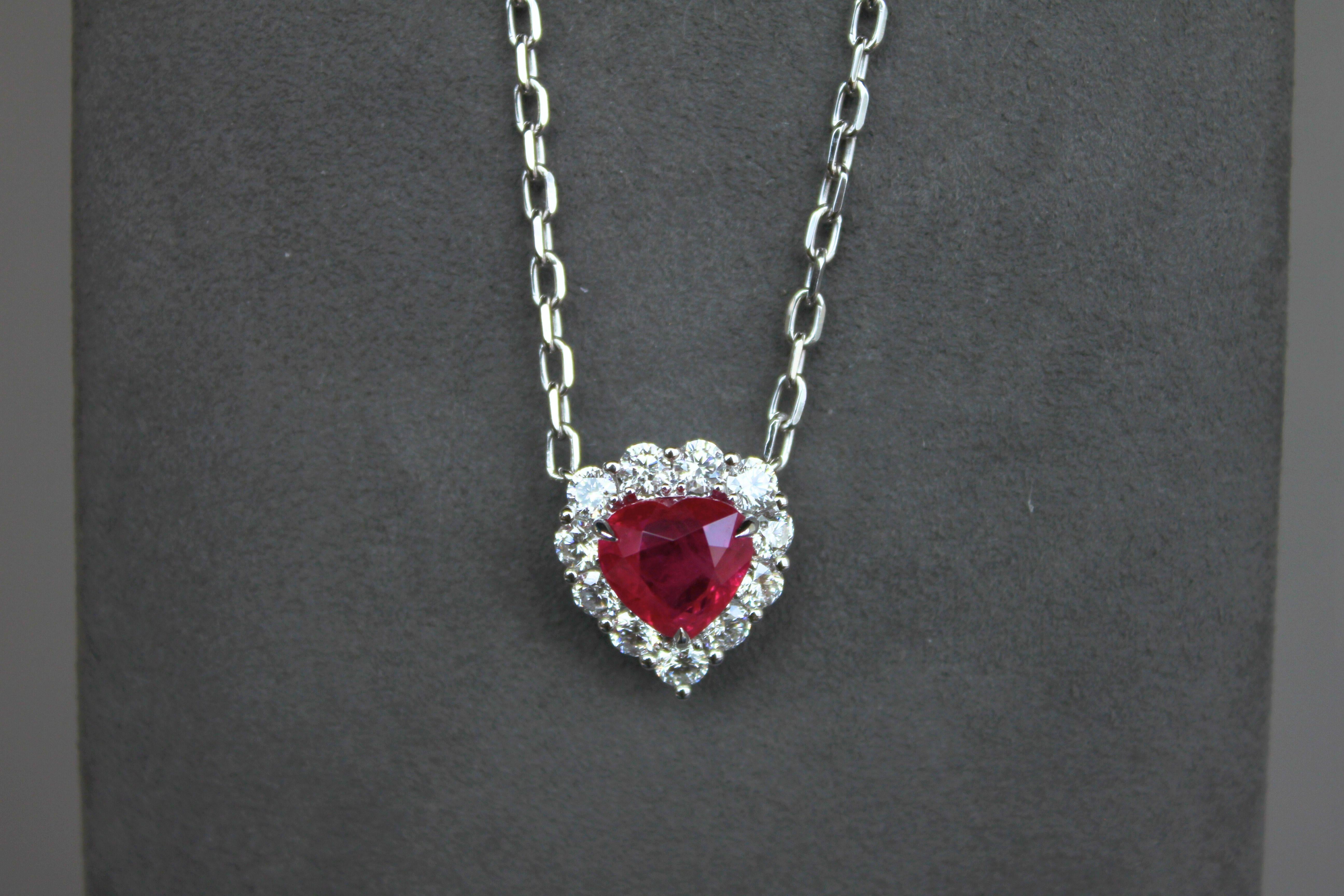 Collier pendentif en or blanc 18 carats avec rubis rouge de Birmanie en forme de cœur et diamants taille halo en vente 6