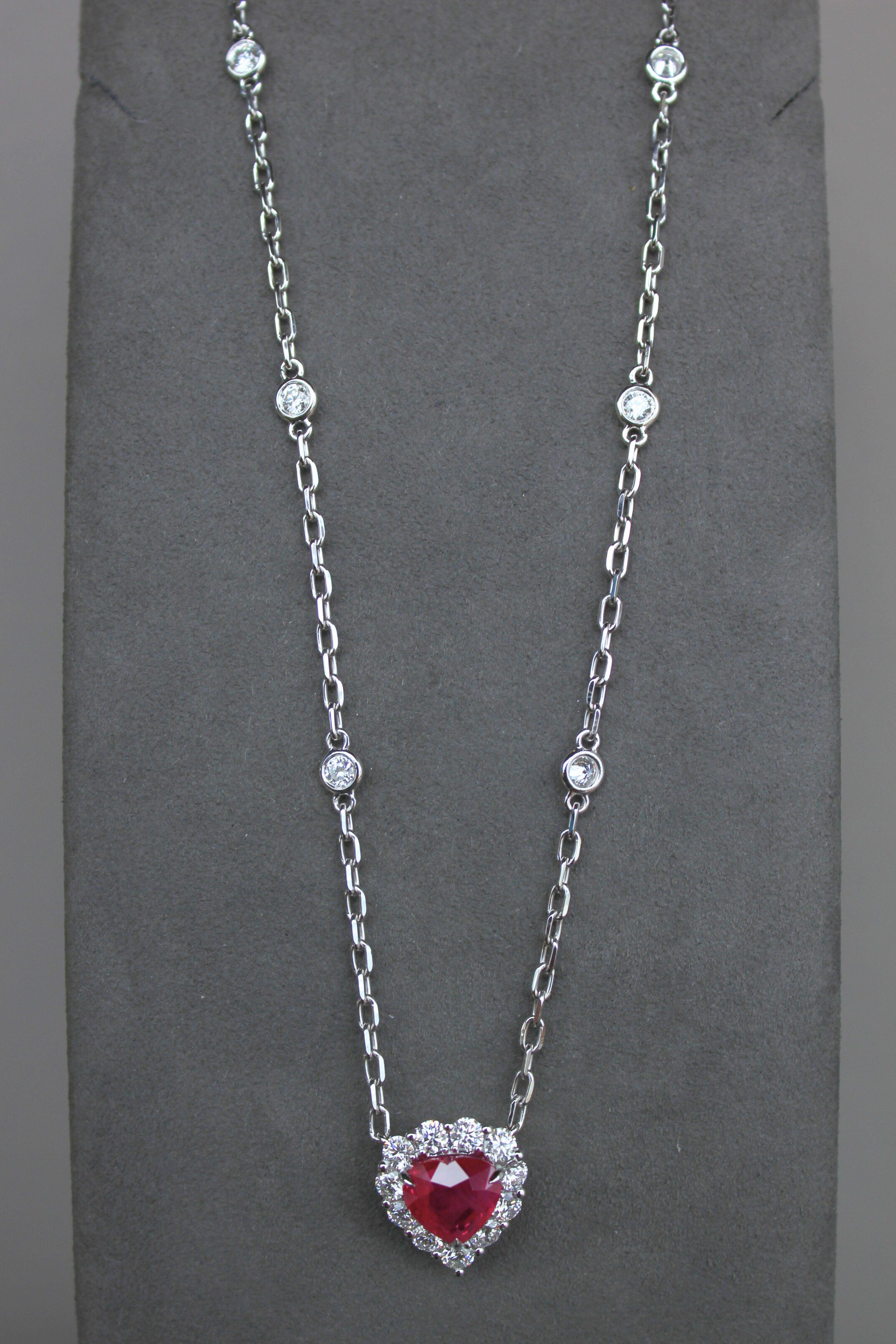 Collier pendentif en or blanc 18 carats avec rubis rouge de Birmanie en forme de cœur et diamants taille halo en vente 7
