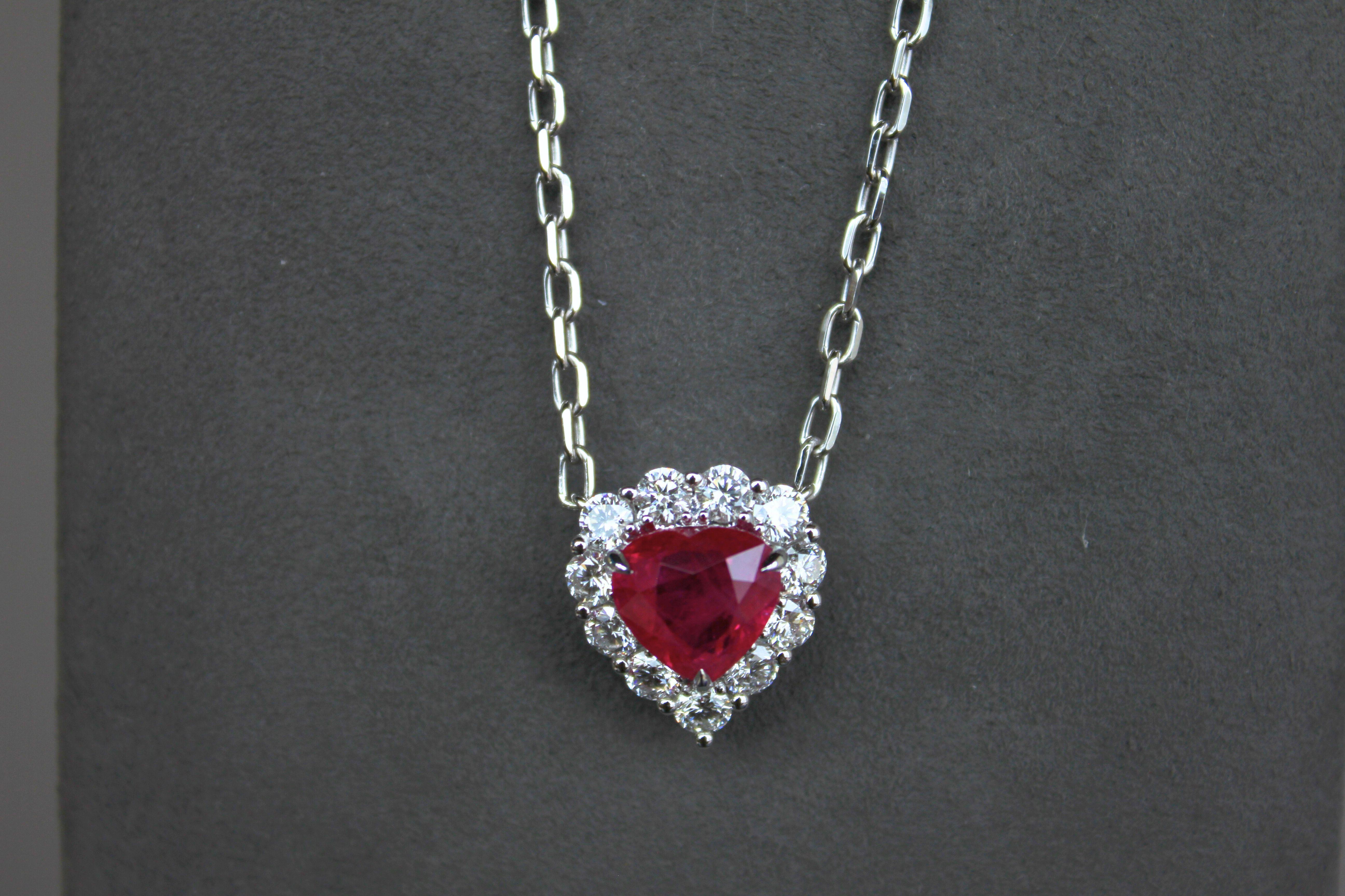 Collier pendentif en or blanc 18 carats avec rubis rouge de Birmanie en forme de cœur et diamants taille halo en vente 8