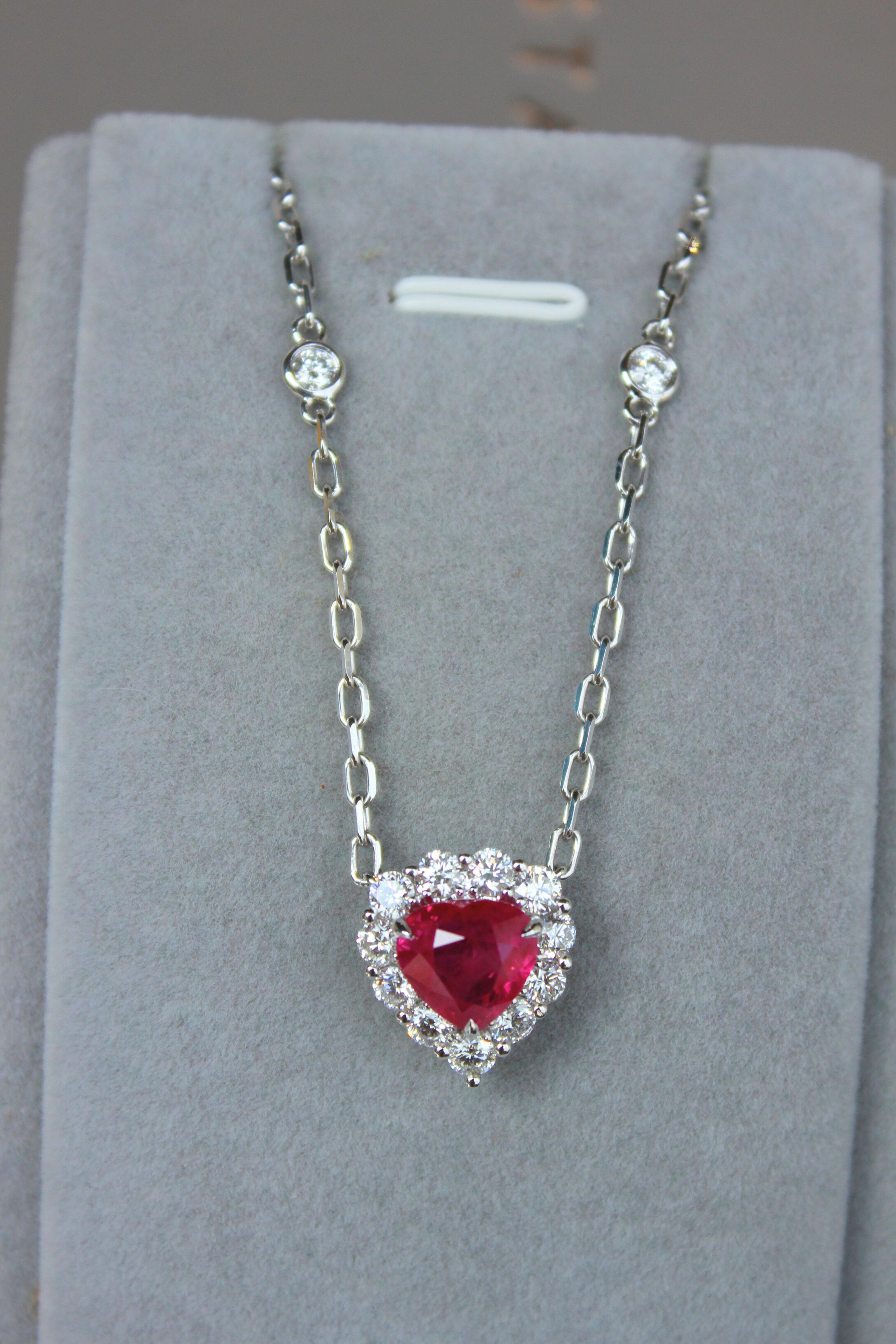 Collier pendentif en or blanc 18 carats avec rubis rouge de Birmanie en forme de cœur et diamants taille halo en vente 9