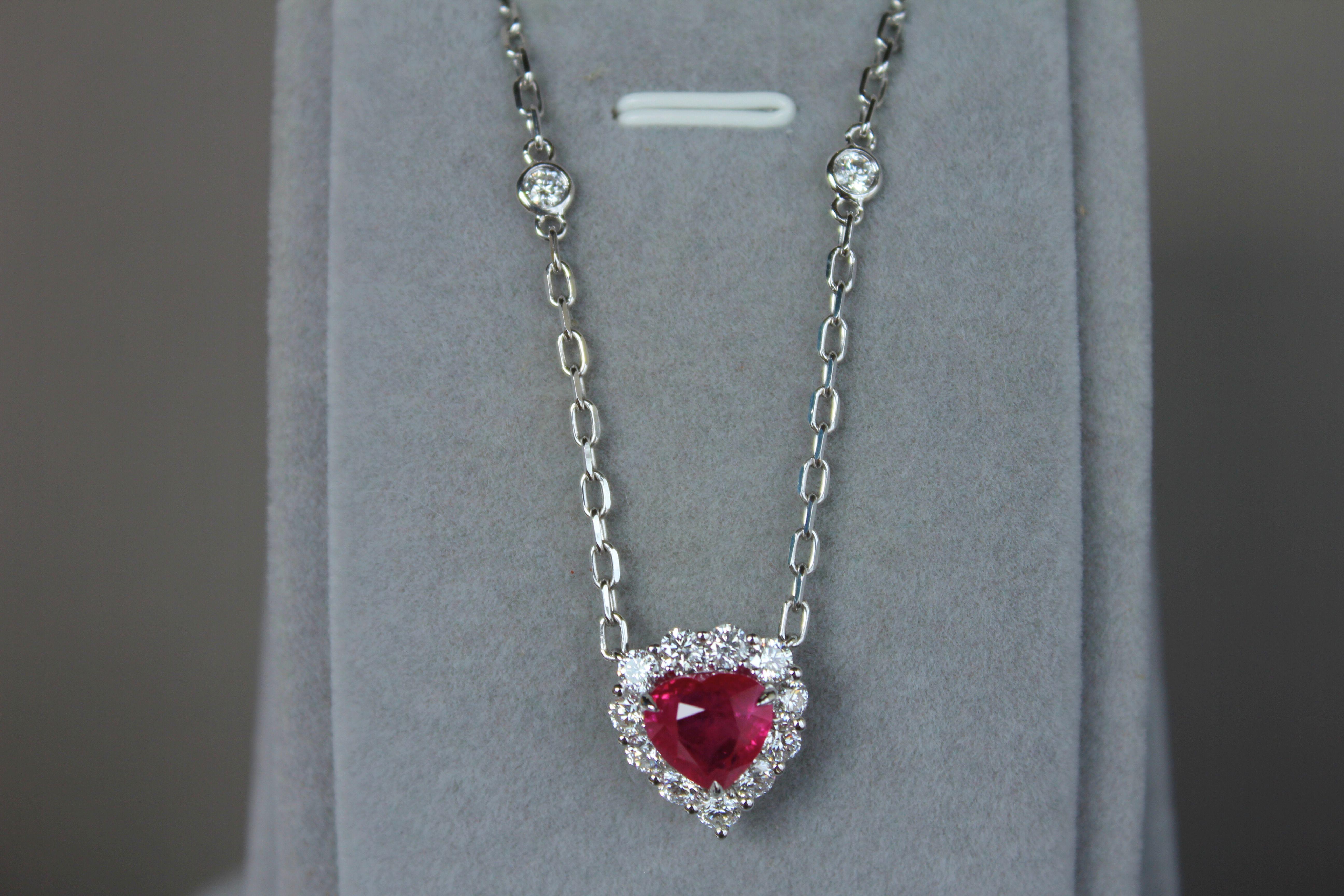 Collier pendentif en or blanc 18 carats avec rubis rouge de Birmanie en forme de cœur et diamants taille halo en vente 10