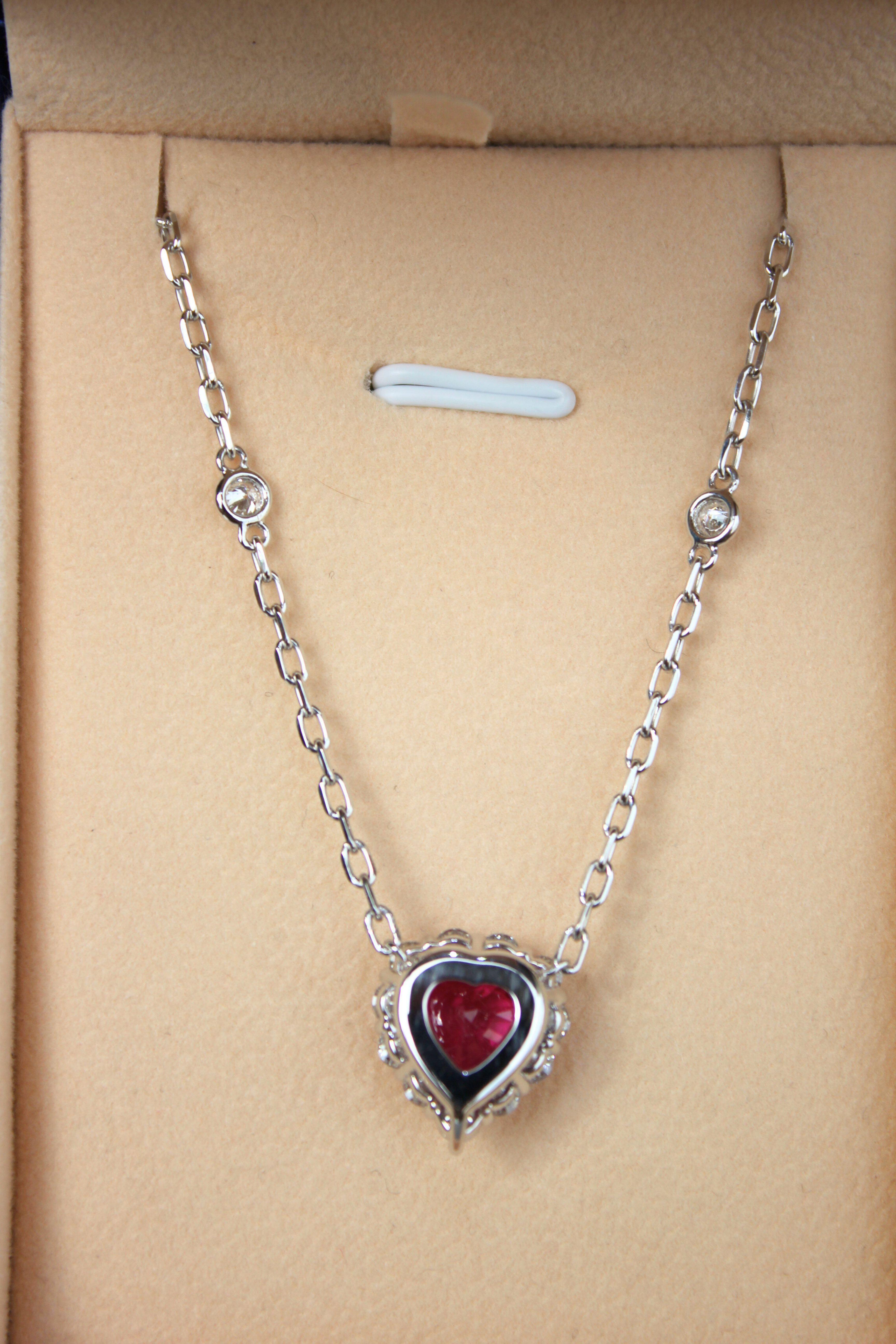 Collier pendentif en or blanc 18 carats avec rubis rouge de Birmanie en forme de cœur et diamants taille halo en vente 11