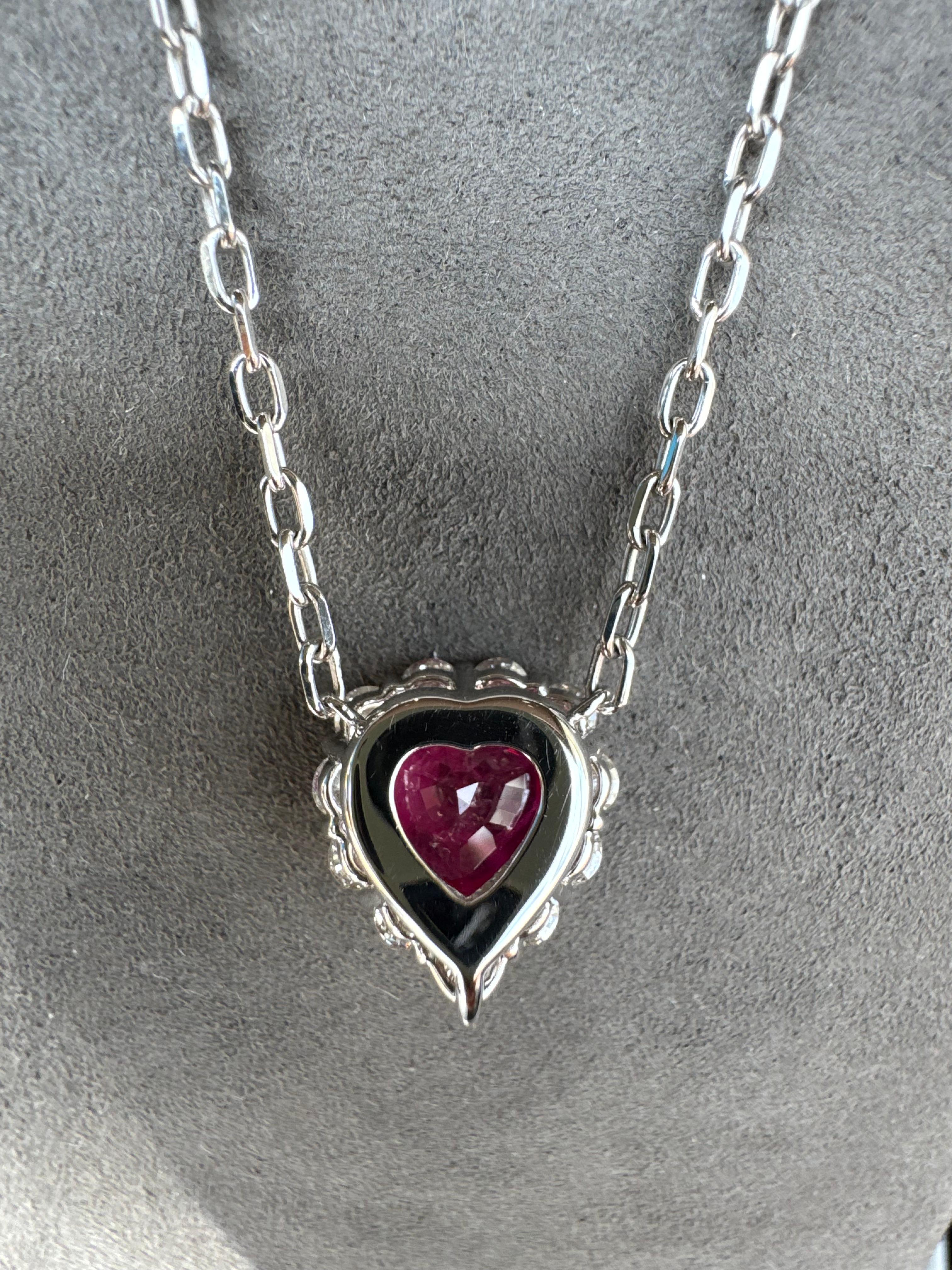 Collier pendentif en or blanc 18 carats avec rubis rouge de Birmanie en forme de cœur et diamants taille halo en vente 12