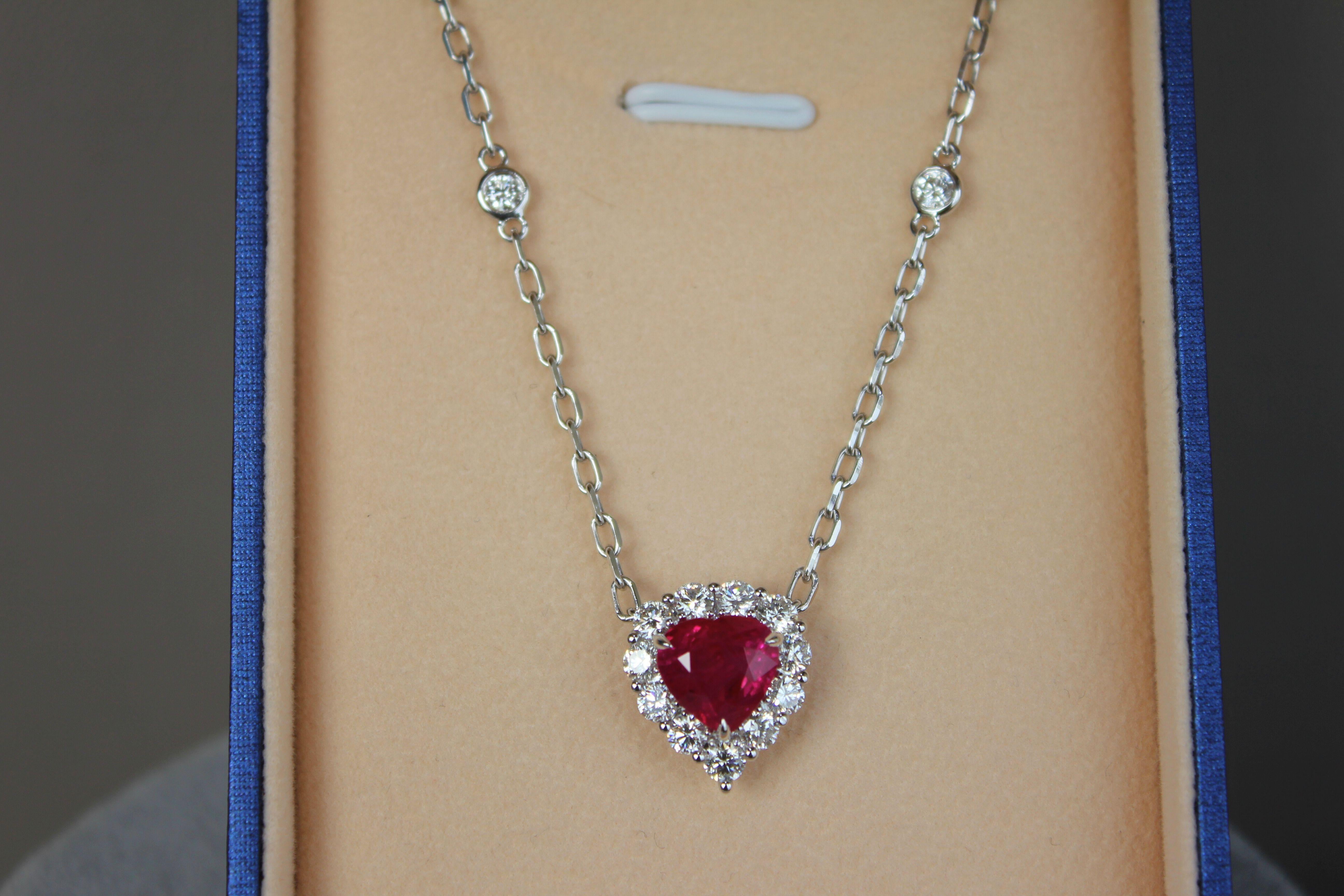 Embrassez la beauté raffinée de ce collier à pendentif en forme de cœur en pierres précieuses.  Réalisé en or massif 18 carats avec des détails complexes, le collier présente une chaîne diamantée facettée de la plus haute qualité qui retient