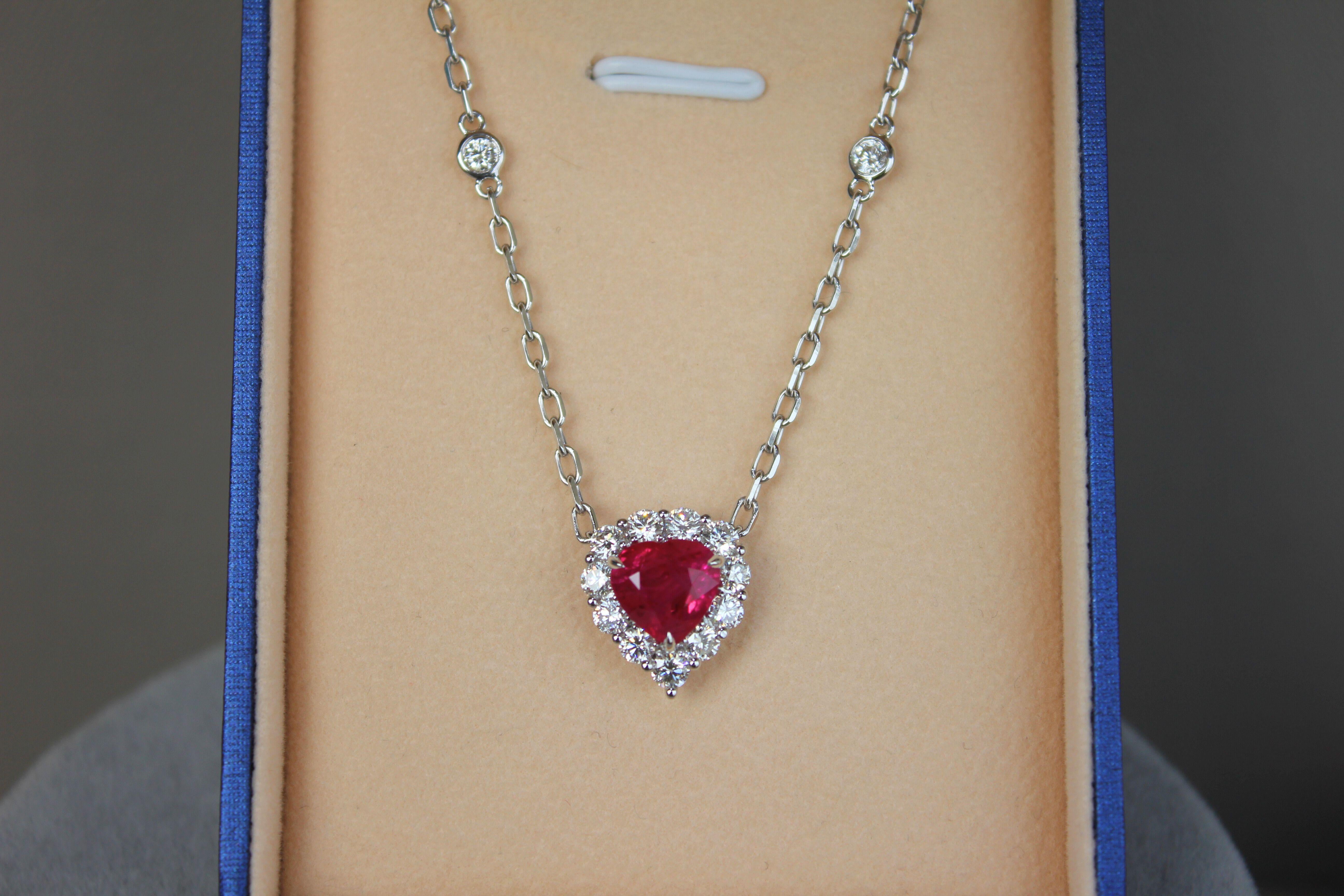 Moderne Collier pendentif en or blanc 18 carats avec rubis rouge de Birmanie en forme de cœur et diamants taille halo en vente