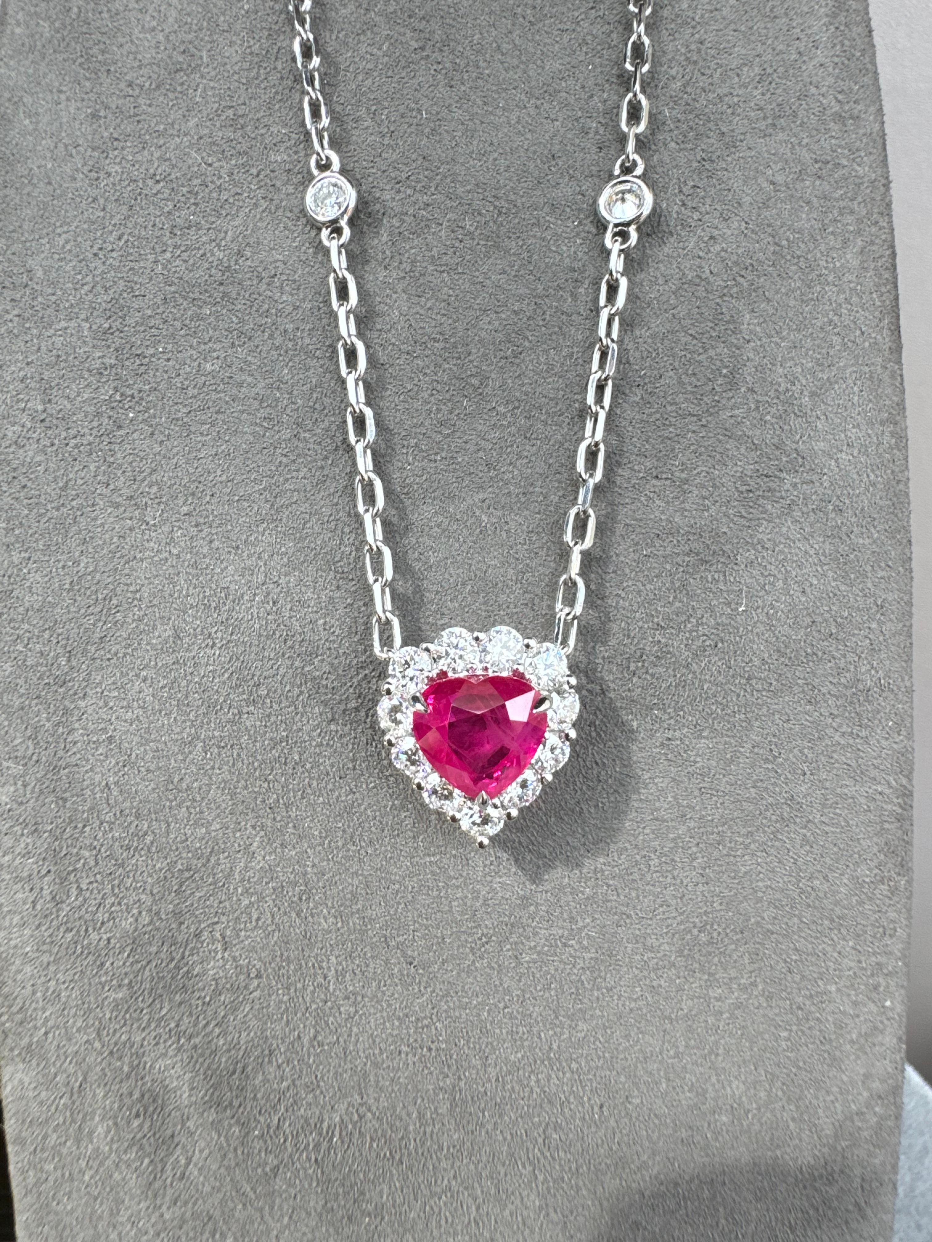Collier pendentif en or blanc 18 carats avec rubis rouge de Birmanie en forme de cœur et diamants taille halo Neuf - En vente à Oakton, VA