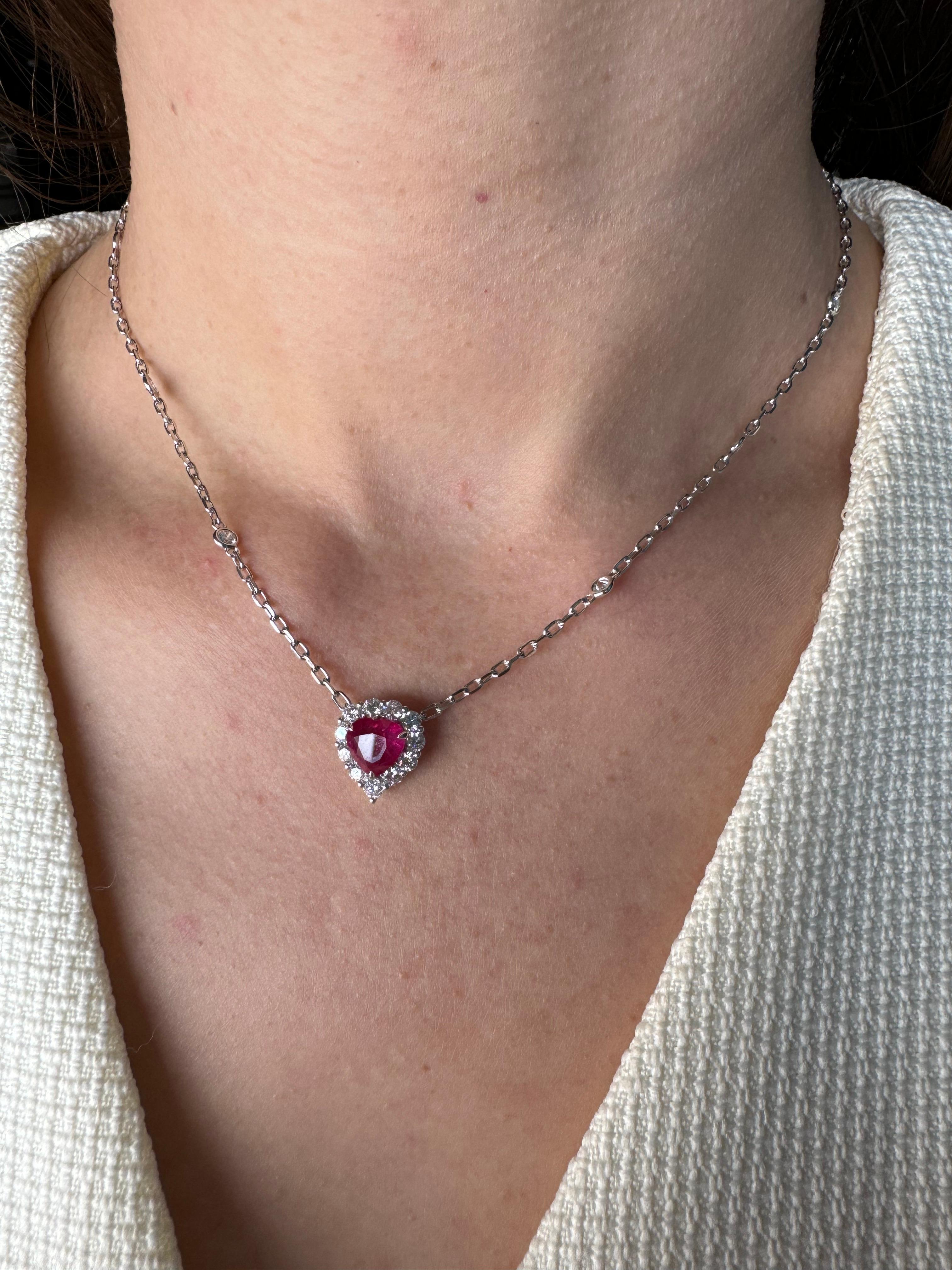 Collier pendentif en or blanc 18 carats avec rubis rouge de Birmanie en forme de cœur et diamants taille halo en vente 1