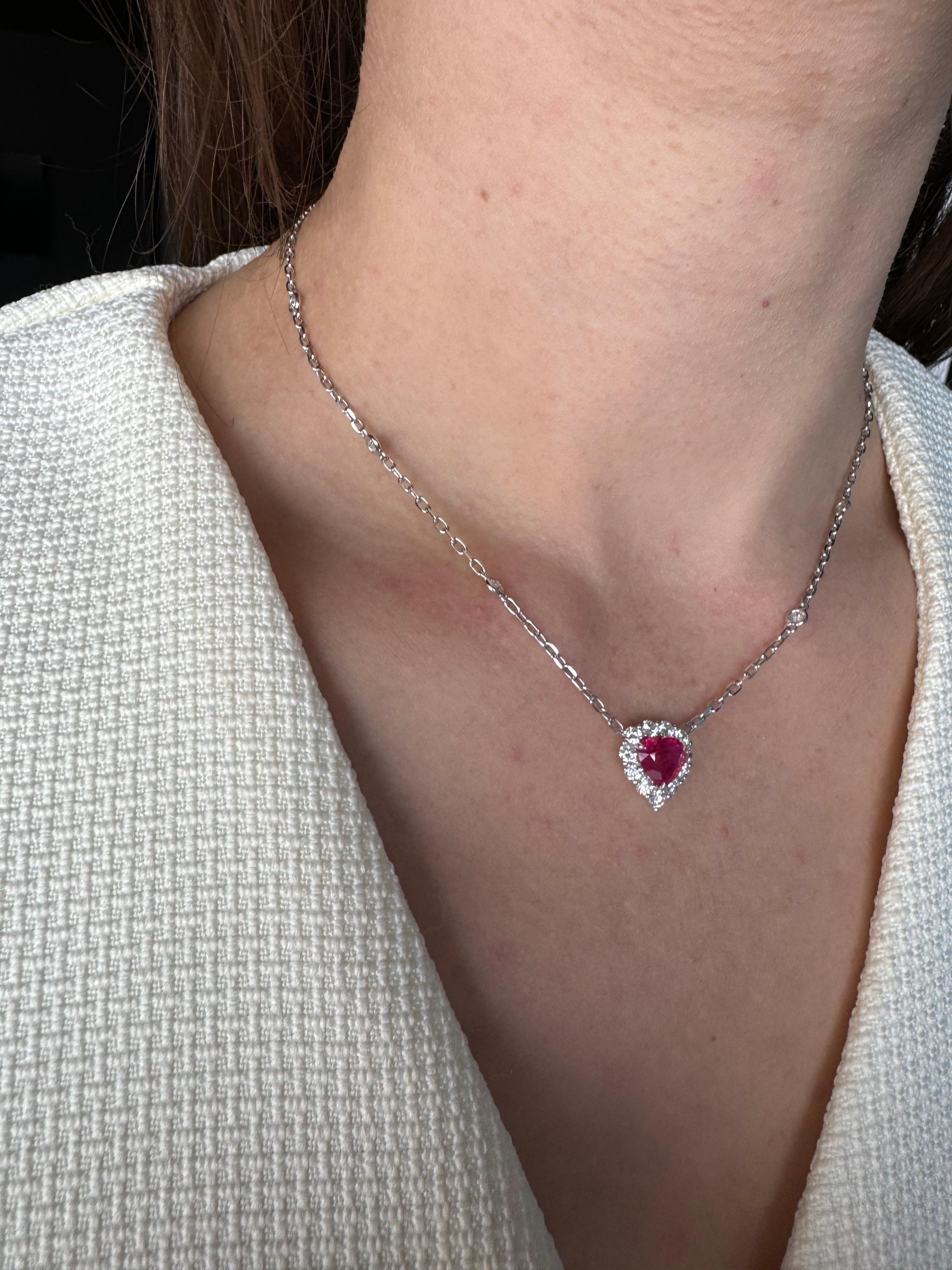 Collier pendentif en or blanc 18 carats avec rubis rouge de Birmanie en forme de cœur et diamants taille halo en vente 2