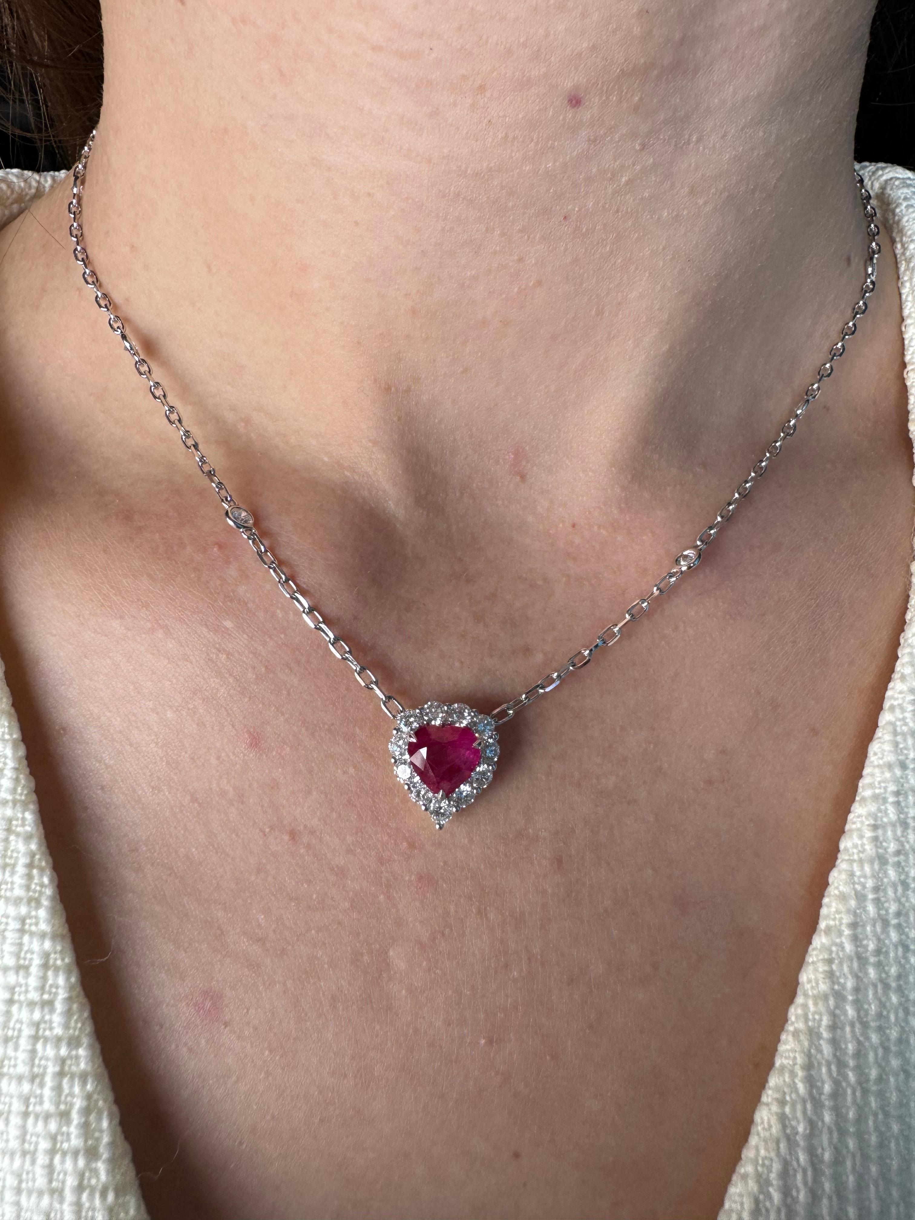 Collier pendentif en or blanc 18 carats avec rubis rouge de Birmanie en forme de cœur et diamants taille halo en vente 3
