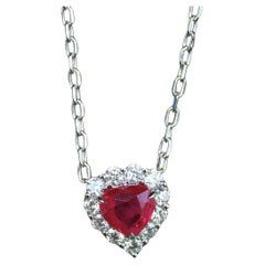 Halskette mit Anhänger aus 18 Karat Weißgold mit rotem Burma-Rubin in Herzform mit Diamanten im Schliff und Halo
