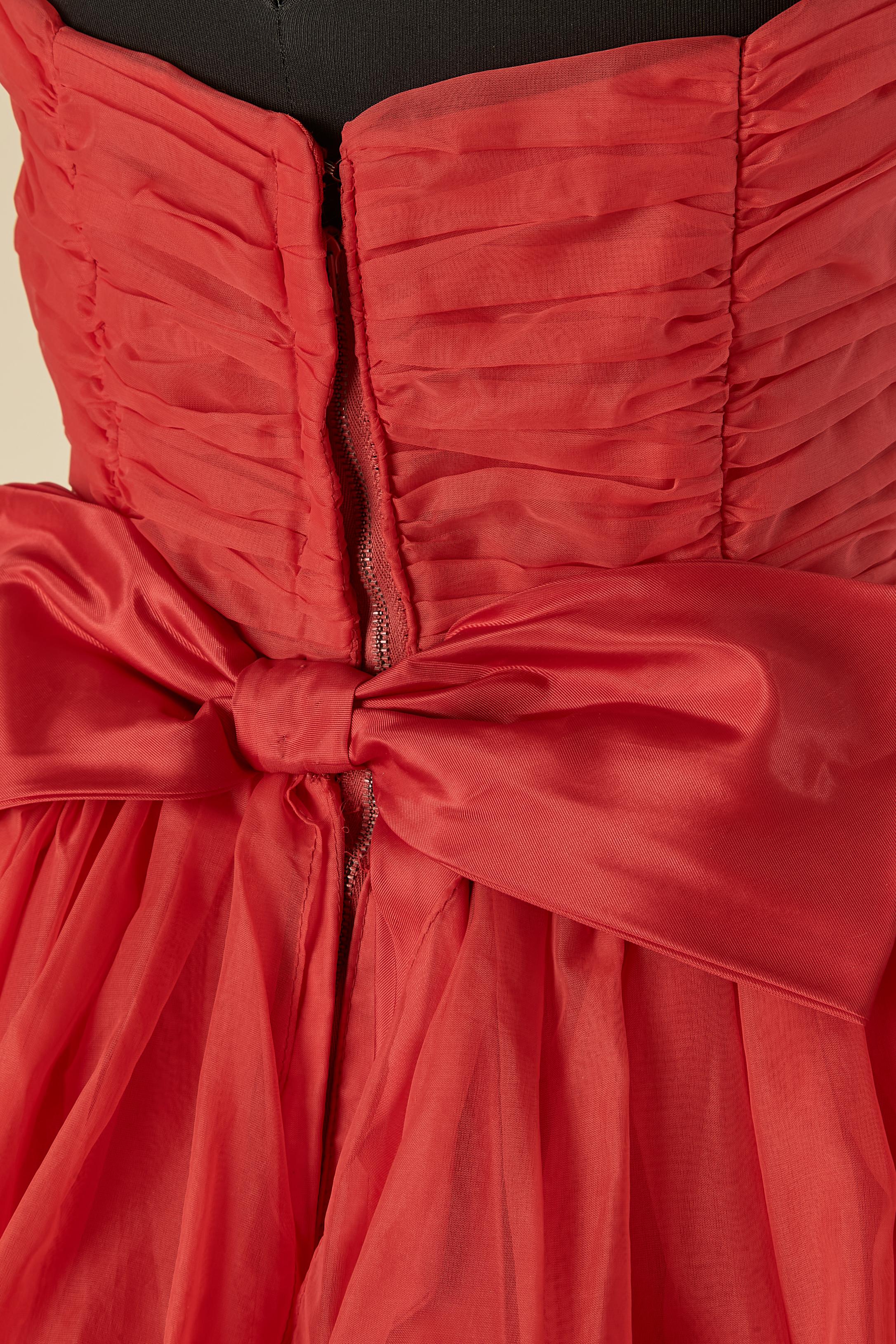 Robe de bal à bustier rouge Circa 1950 en vente 1