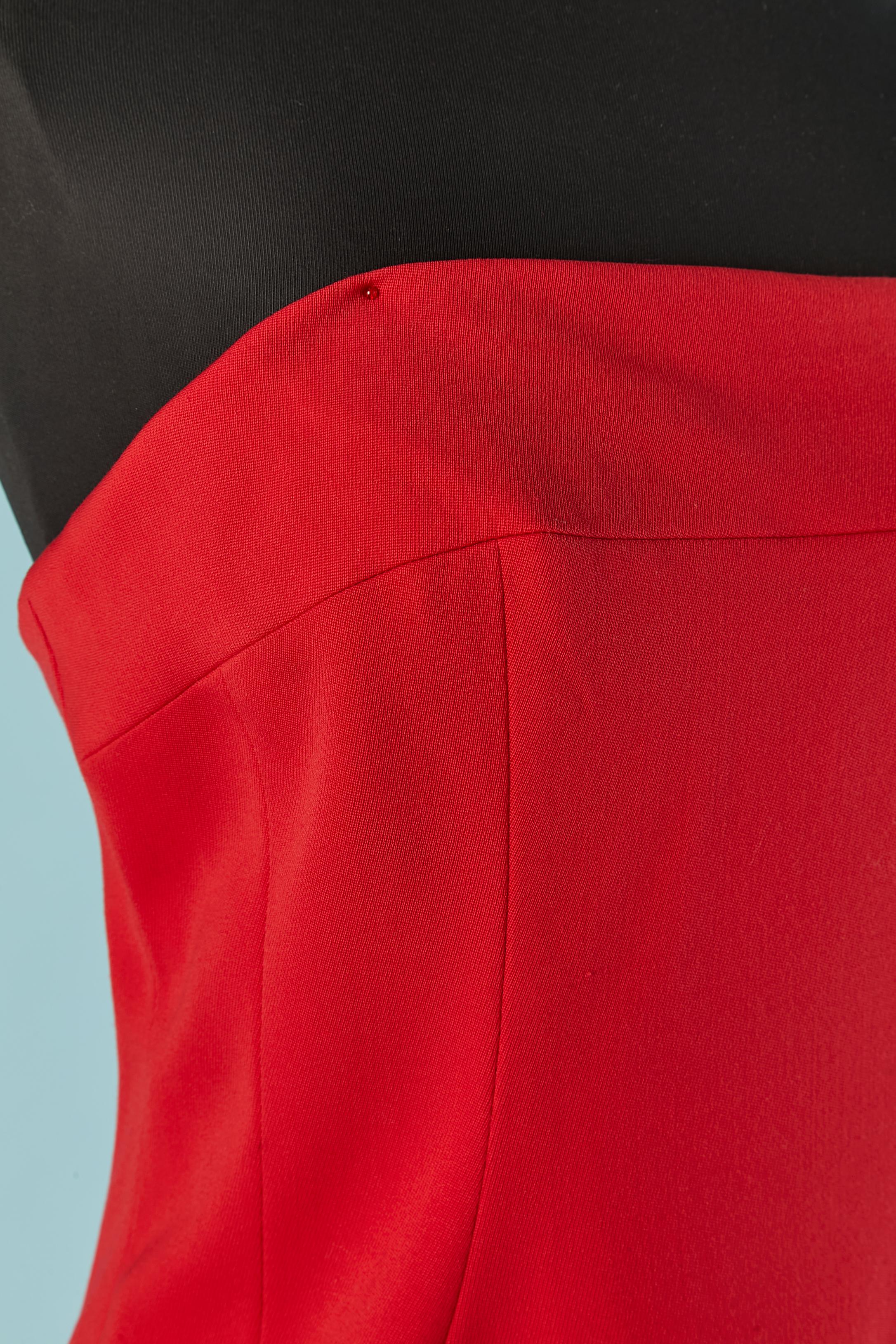 Abito da cocktail bustier rosso. Non c'è la composizione del tessuto, ma il tessuto principale è probabilmente rayon o poliestere con un po' di elasticità e la fodera è probabilmente in poliestere. Chiusura con zip e gancio sul lato sinistro.