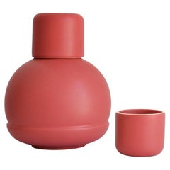 Carafe et verres rouges. Inspiré des pichets traditionnels en céramique