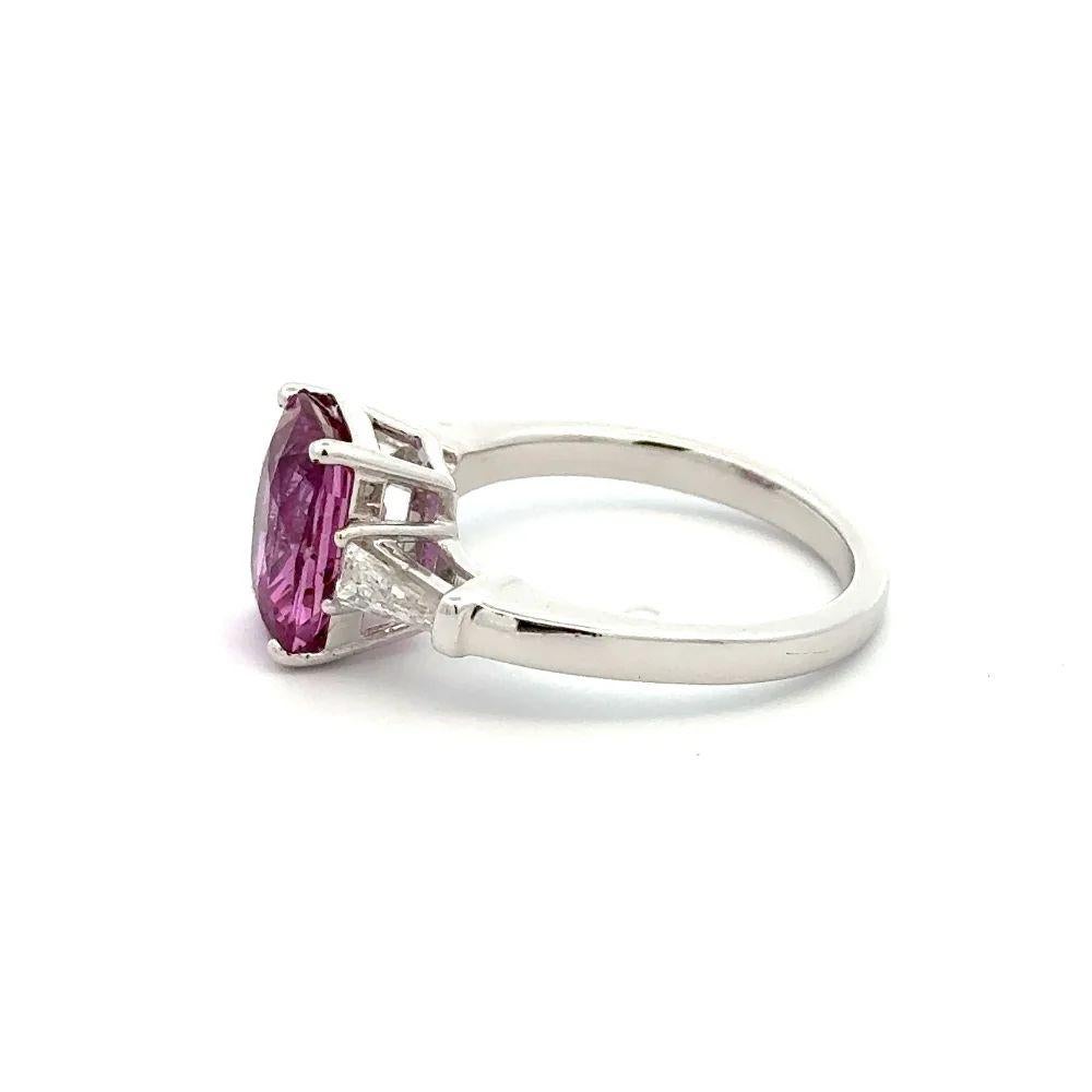 Red Carpet 3.69 Carat Cushion Pink Sapphire and Baguette Diamond Gold Ring In Excellent Condition For Sale In Montreal, QC