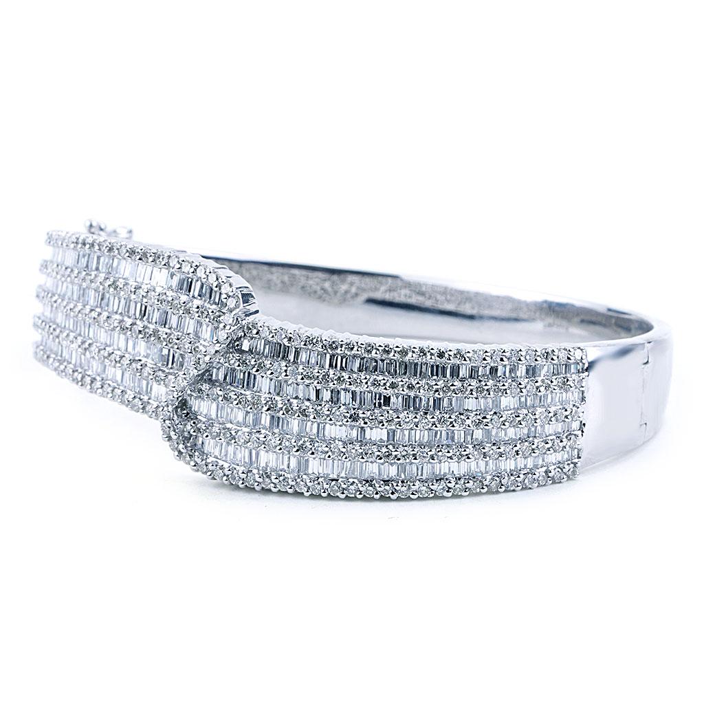 Contemporain Bracelet jonc bypass à charnières en or blanc 14 carats avec diamants rouges de 8 carats en vente