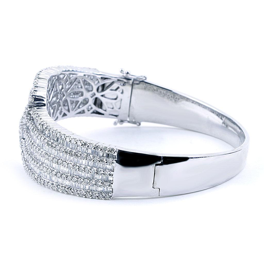 Taille ronde Bracelet jonc bypass à charnières en or blanc 14 carats avec diamants rouges de 8 carats en vente