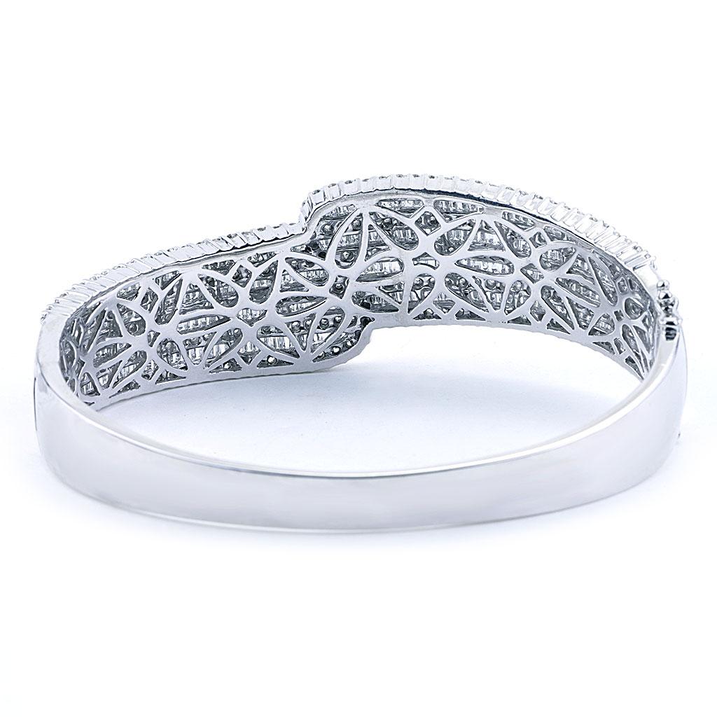 Bracelet jonc bypass à charnières en or blanc 14 carats avec diamants rouges de 8 carats Neuf - En vente à Chicago, IL