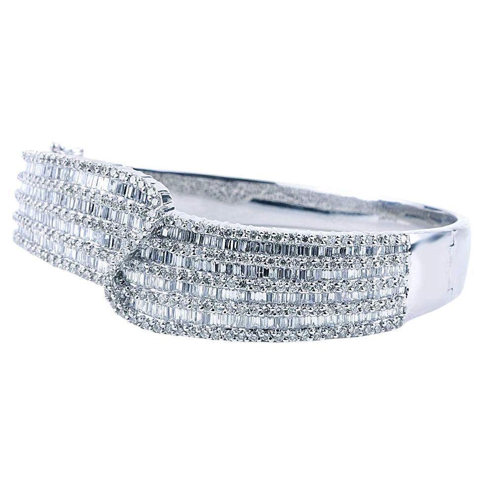 Bracelet jonc bypass à charnières en or blanc 14 carats avec diamants rouges de 8 carats en vente