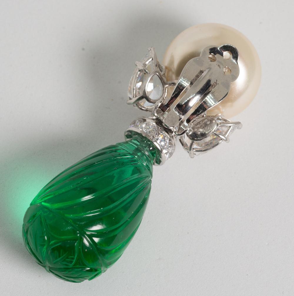 Art Deco Kostüm-Schmuck Mabe Perle Diamant  Smaragd-Ohrclips von Clive Kandel (Smaragdschliff)