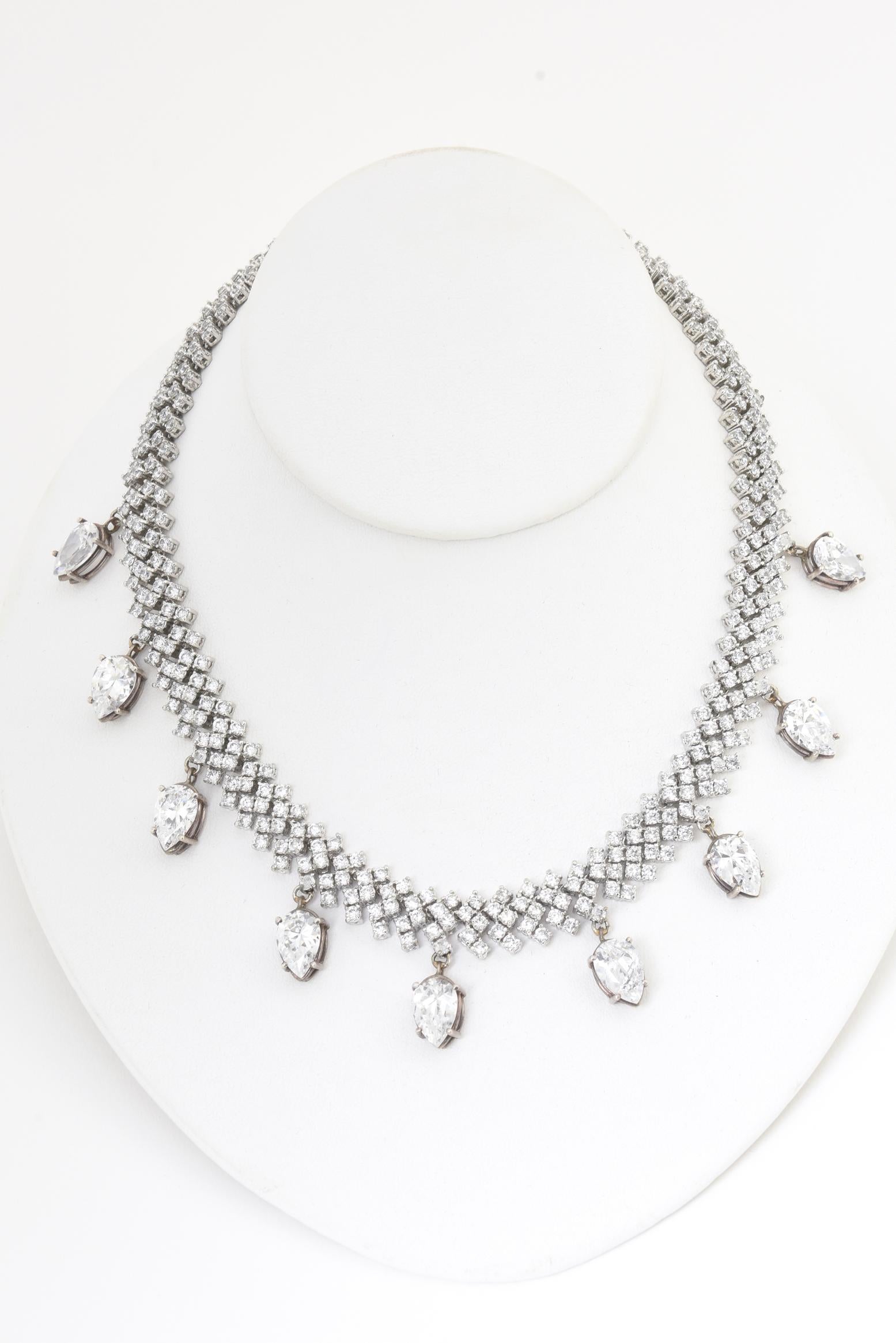 Collana tennis di cristallo Red Carpet con gocce di cristallo a forma di pera In condizioni discrete in vendita a Miami Beach, FL