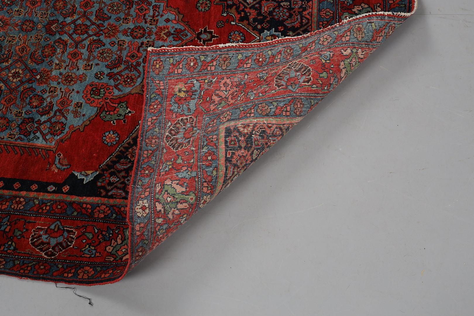 Handgefertigte kaukasische Teppiche gehören zu den begehrtesten unter den rustikalen Teppichen aufgrund ihrer dekorativen Ästhetik mit einzigartigen und räumlichen Variationen von All-Over-Medaillon-Designs und dekorativen Bordüren. Dieses Stück
