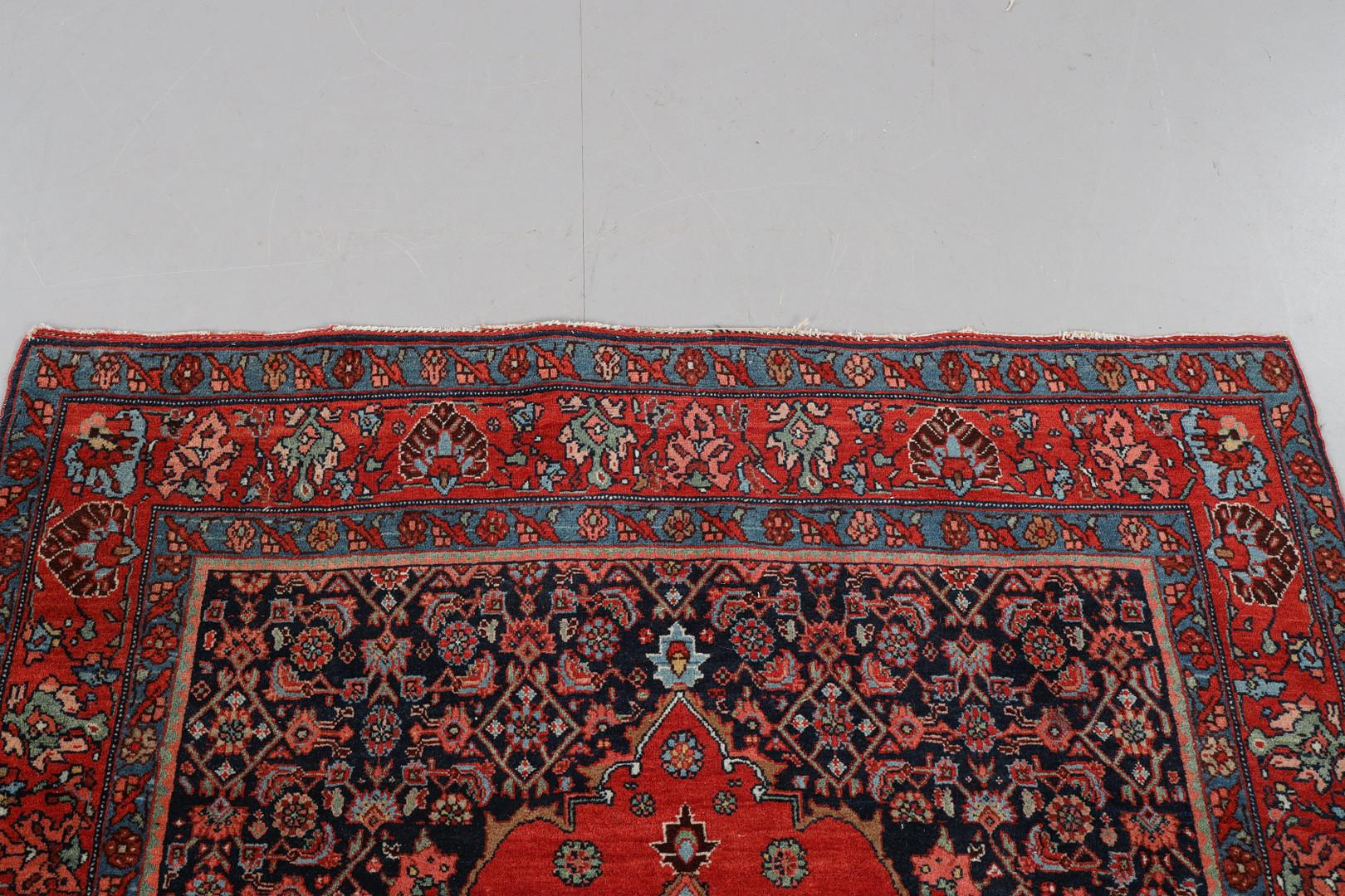 Teppich mit Medaillon aus handgewebter Wolle, traditioneller, geblümter Rostteppich (Stammeskunst) im Angebot
