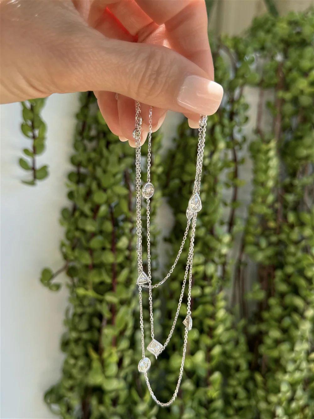Moderne Collier en or Red Carpet composé de diamants ronds et de forme fantaisie de taille aléatoire By The Yard en vente