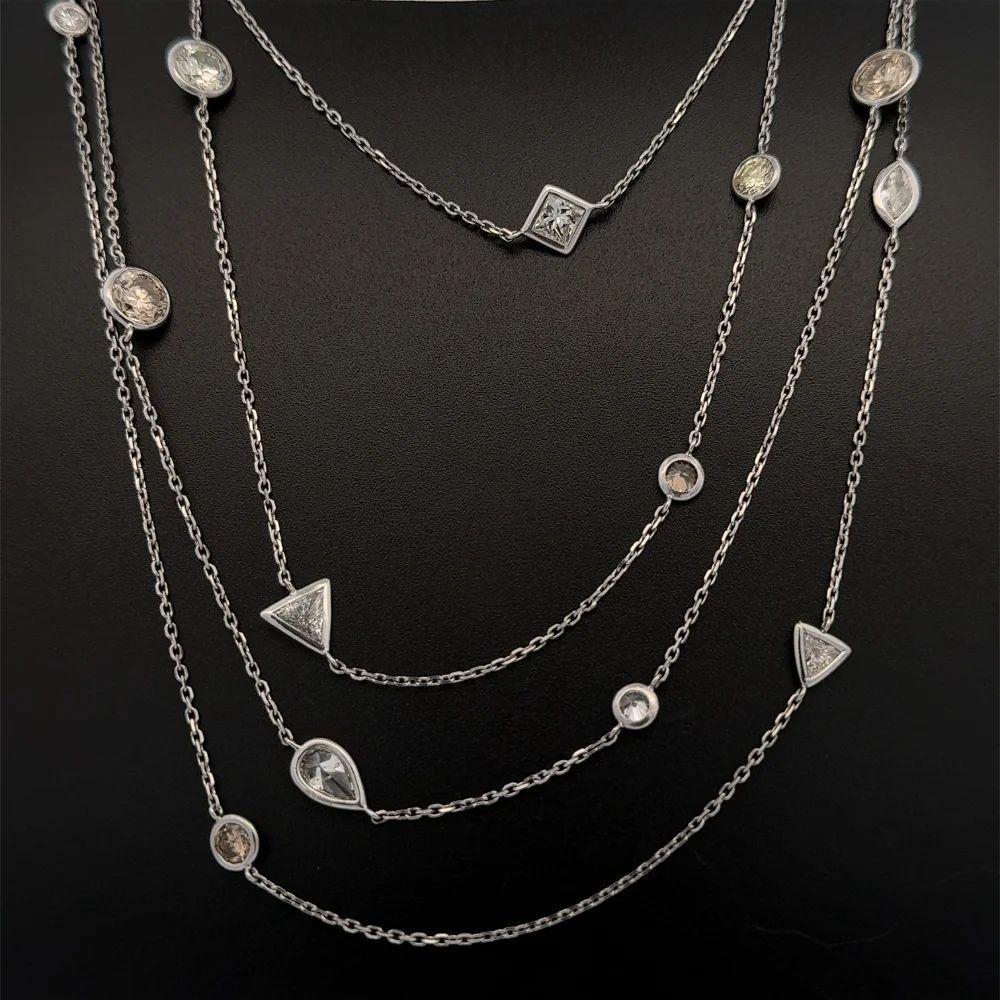 Taille mixte Collier en or Red Carpet composé de diamants ronds et de forme fantaisie de taille aléatoire By The Yard en vente