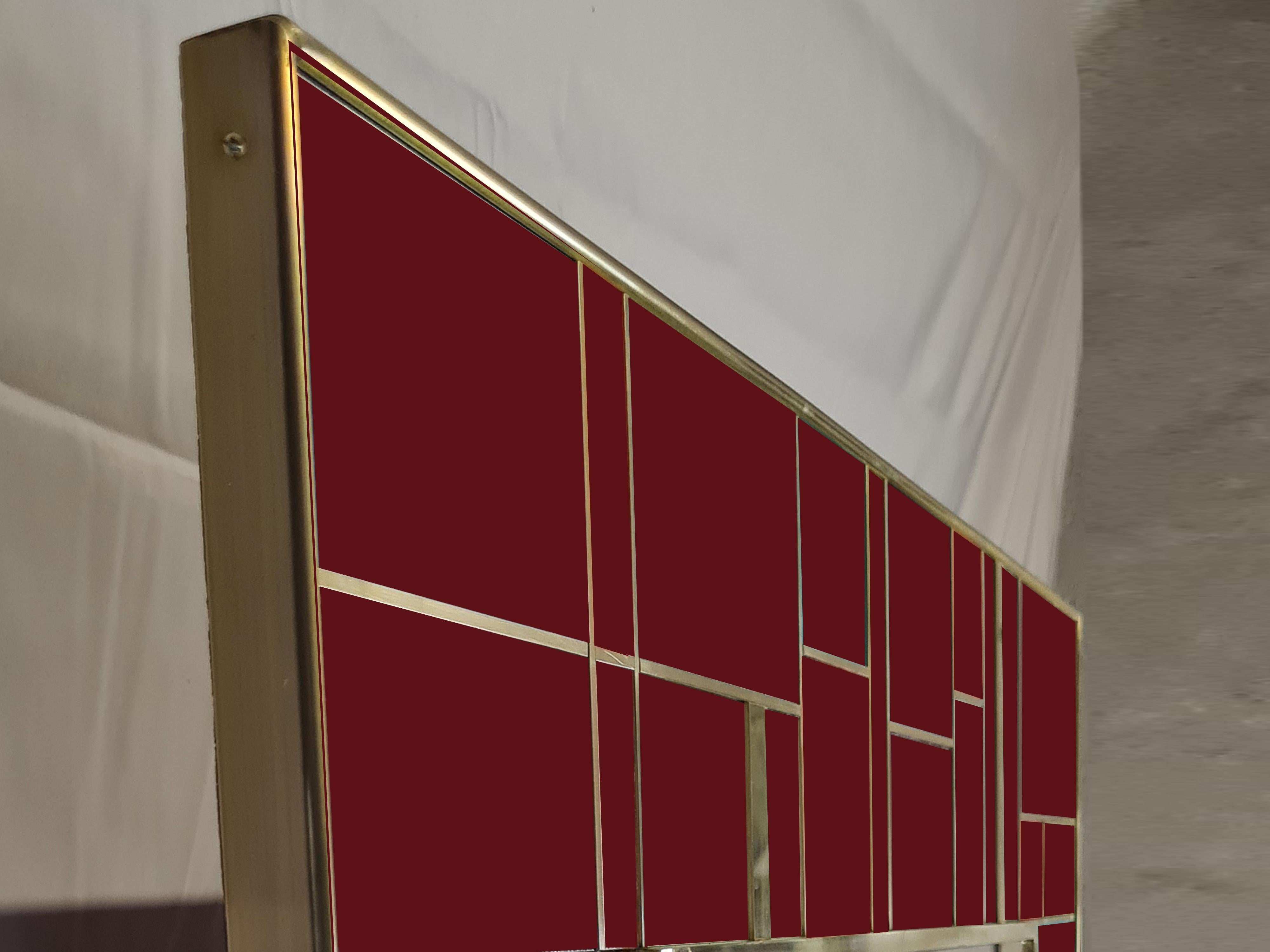 Moderno Red Cartier Murano Glass Mirror with Brass Inserts, Made in Italy, Available in vendita