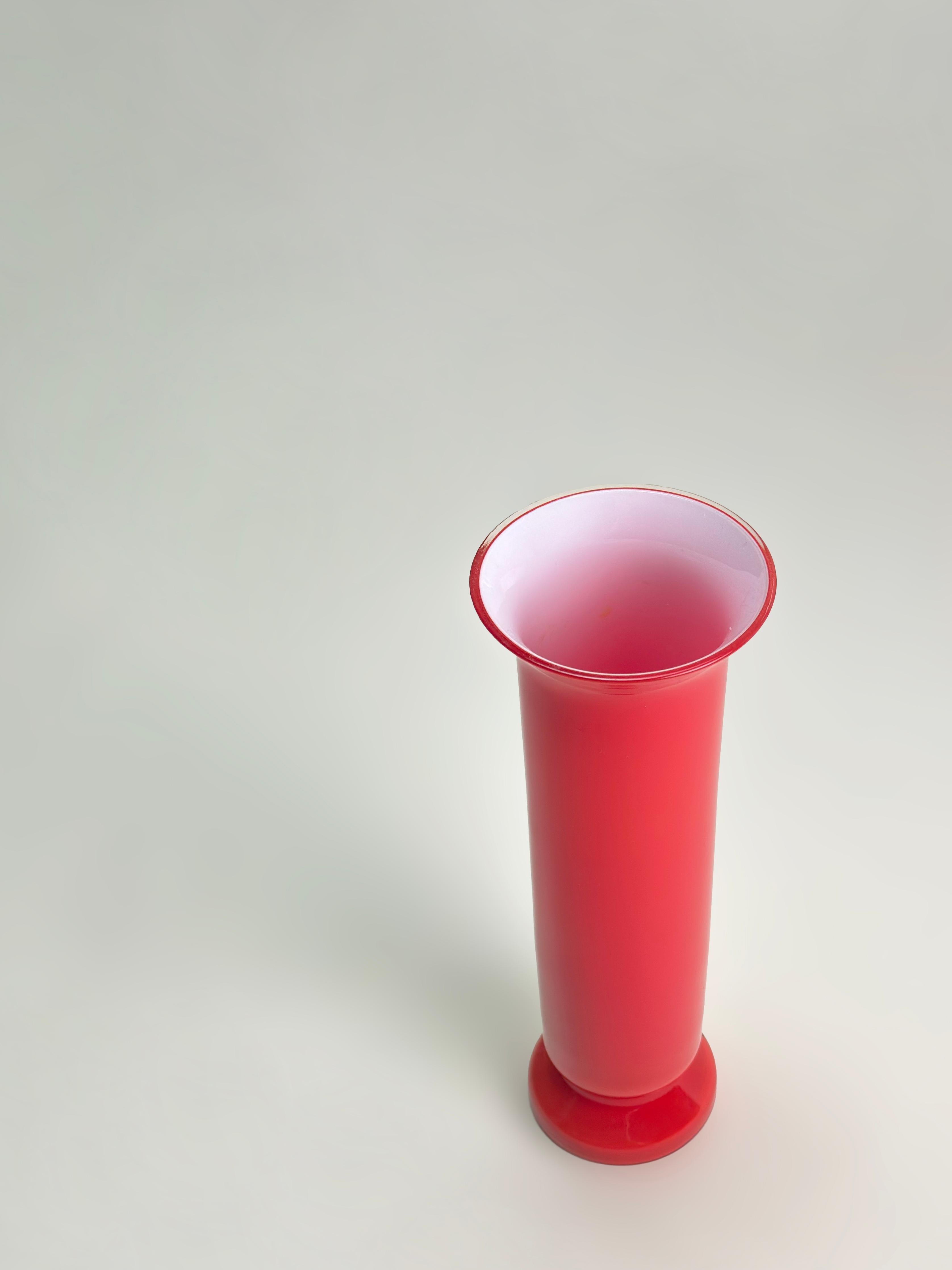 Jarrón de columna de vidrio estuchado rojo, Empoli, Italia, hacia la década de 1970 Moderno de mediados de siglo en venta