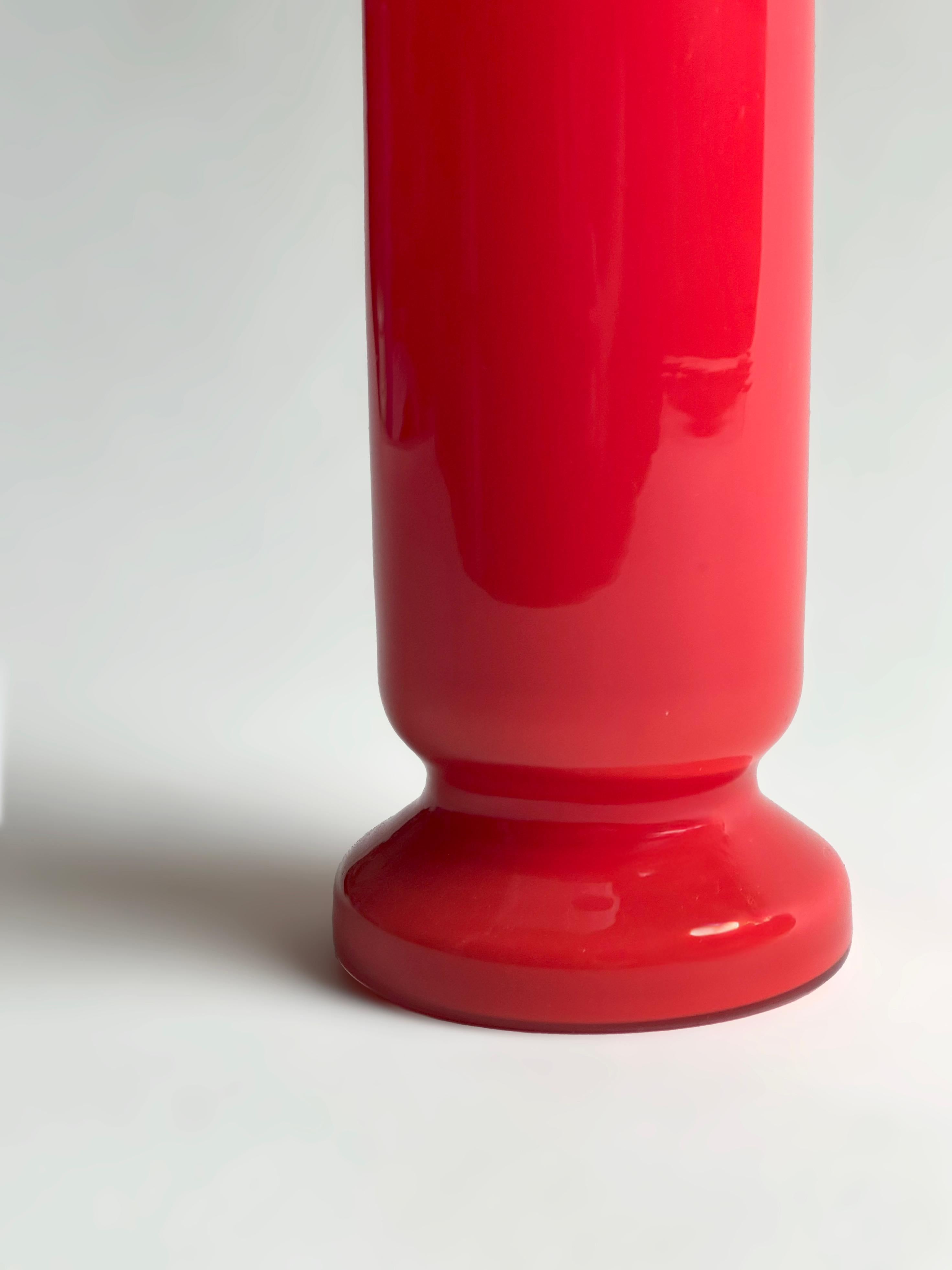 Jarrón de columna de vidrio estuchado rojo, Empoli, Italia, hacia la década de 1970 Italiano en venta