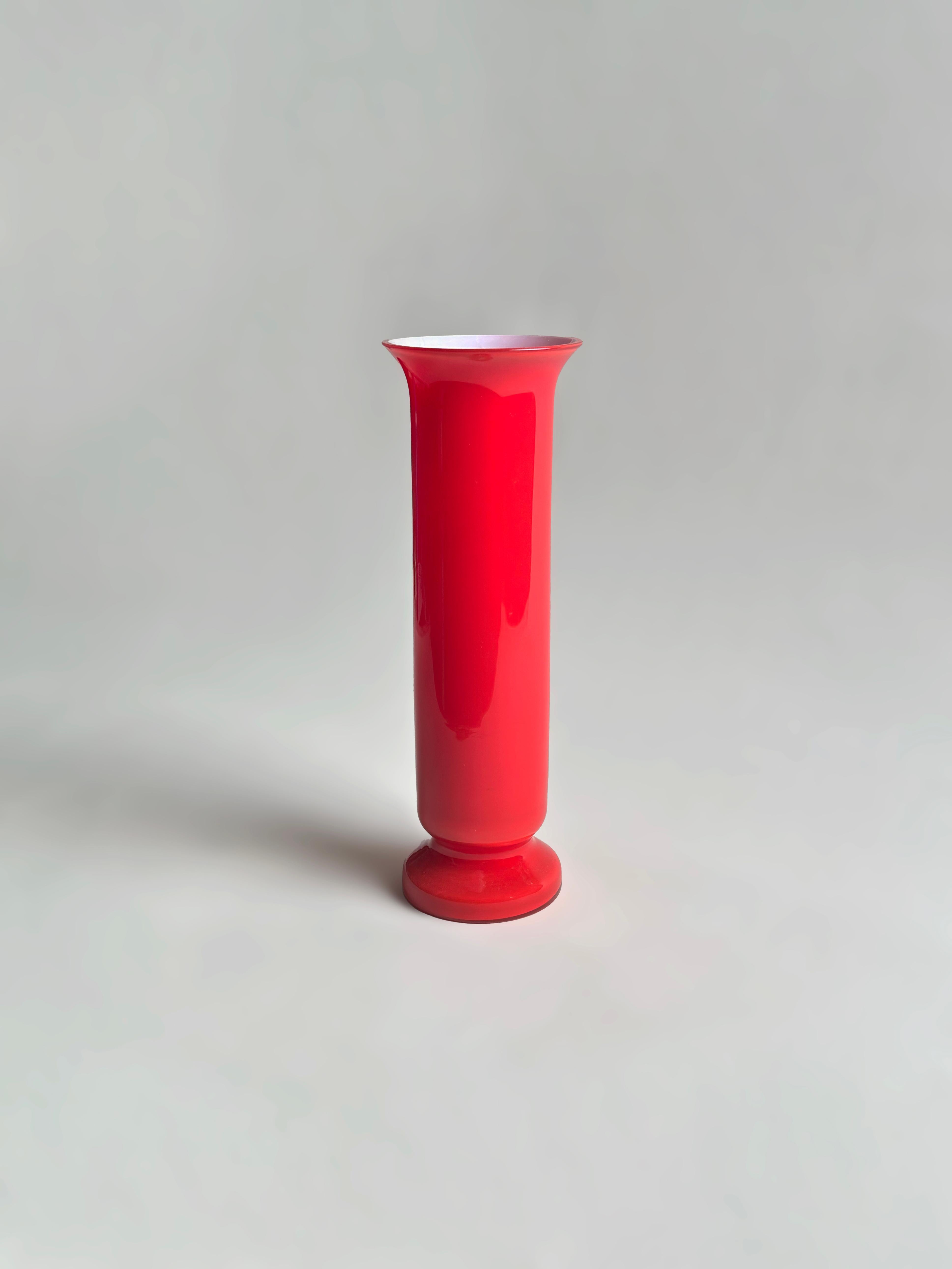 Jarrón de columna de vidrio estuchado rojo, Empoli, Italia, hacia la década de 1970 en Bueno estado para la venta en Glasgow, GB