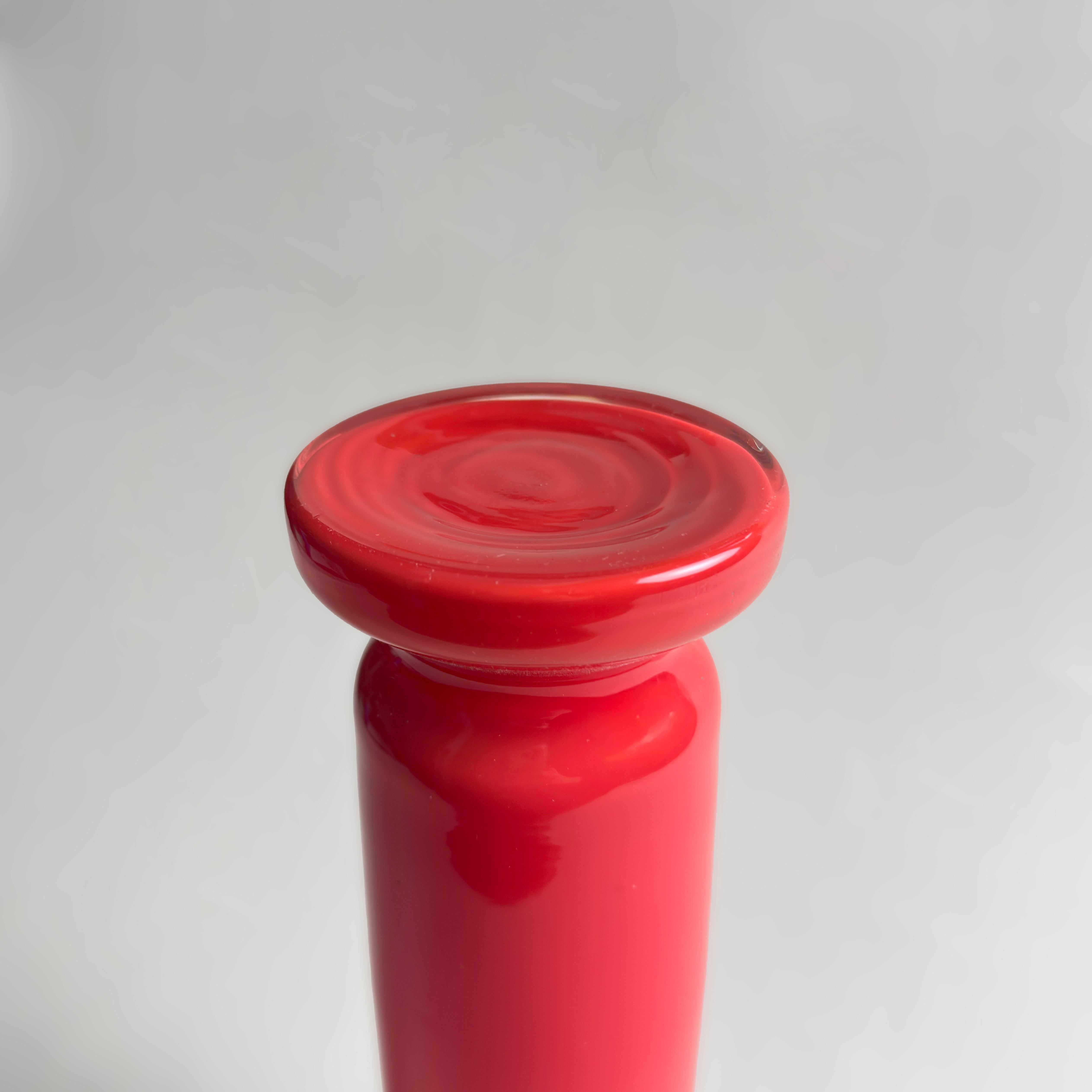 Jarrón de columna de vidrio estuchado rojo, Empoli, Italia, hacia la década de 1970 finales del siglo XX en venta