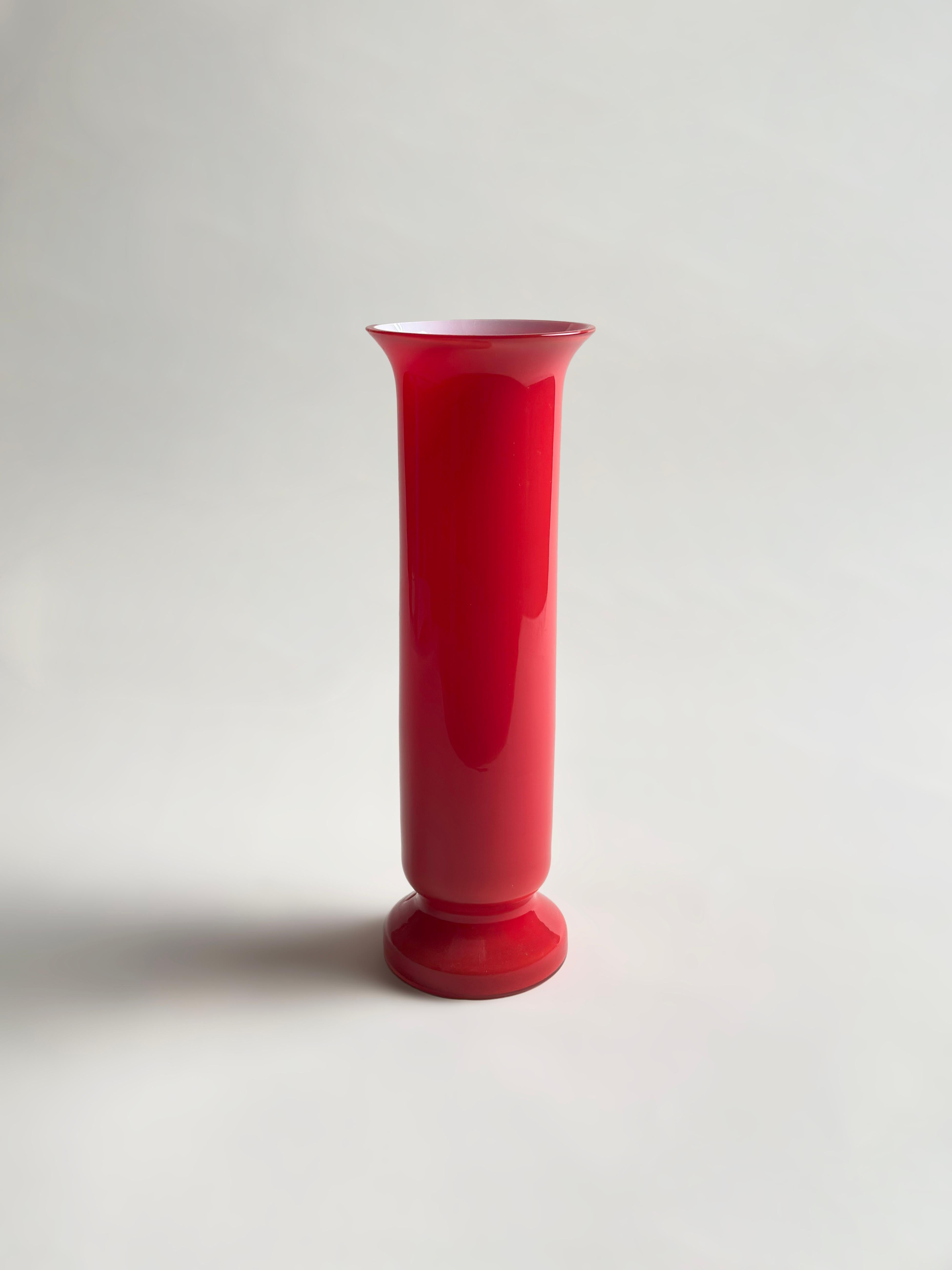 Jarrón de columna de vidrio estuchado rojo, Empoli, Italia, hacia la década de 1970 en venta 1